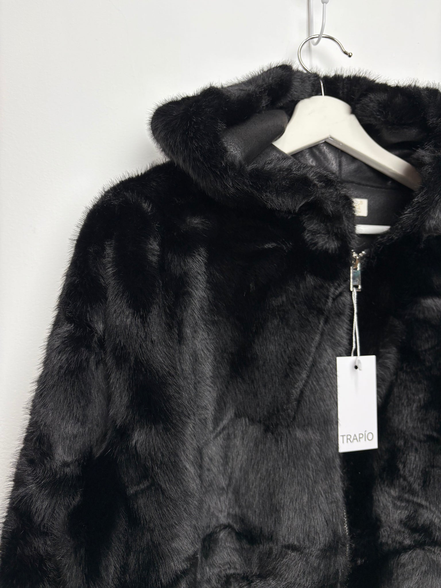 CHAQUETA DE PELO SINTÉTICO oscura TIPO BOMBER CON CREMALLERA Y GORRO – MUJER trapío