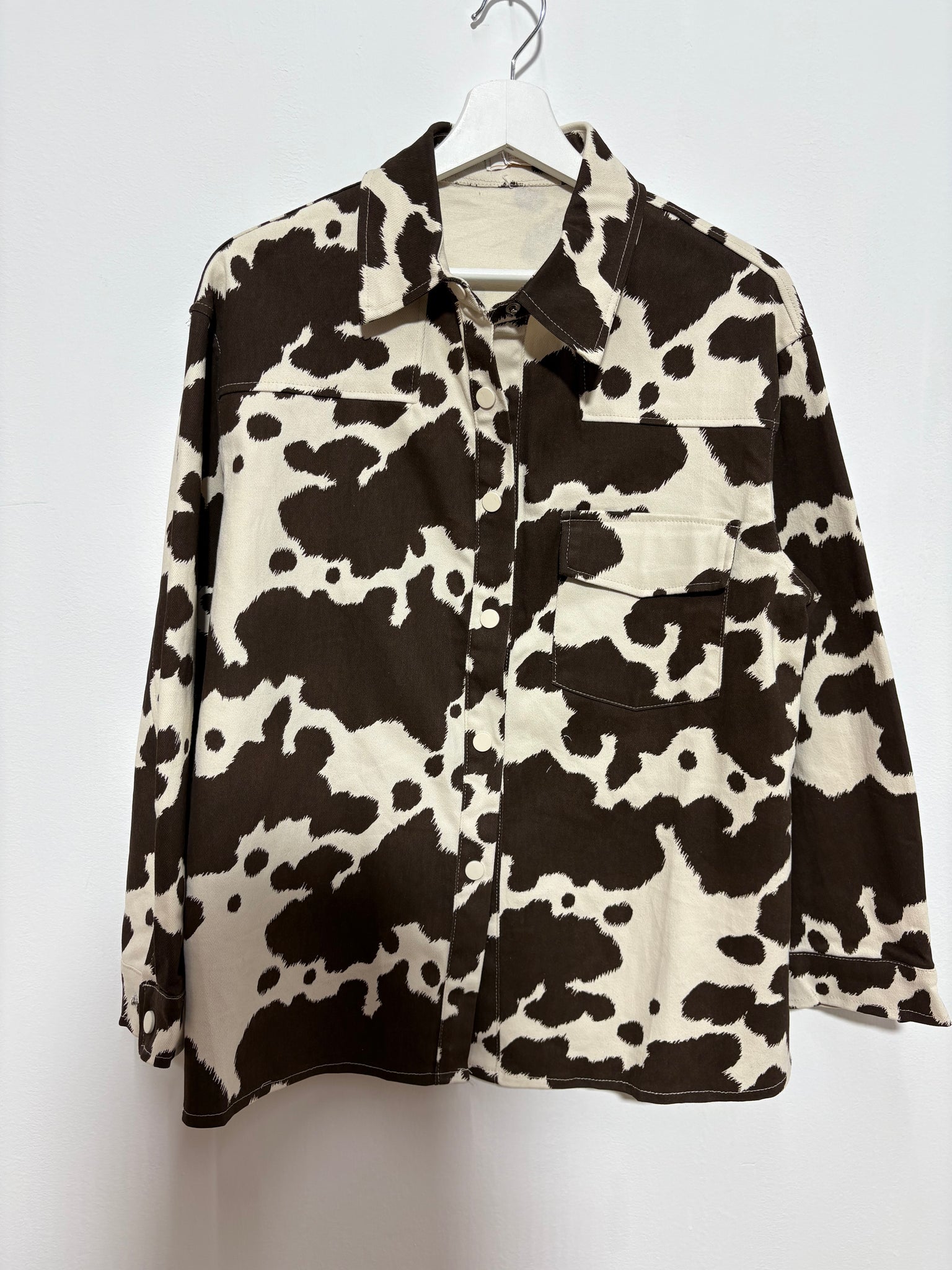 Sobrecamisa Estepa Brava – Vaquera con estampado de vaca y botones de presión | Trapío