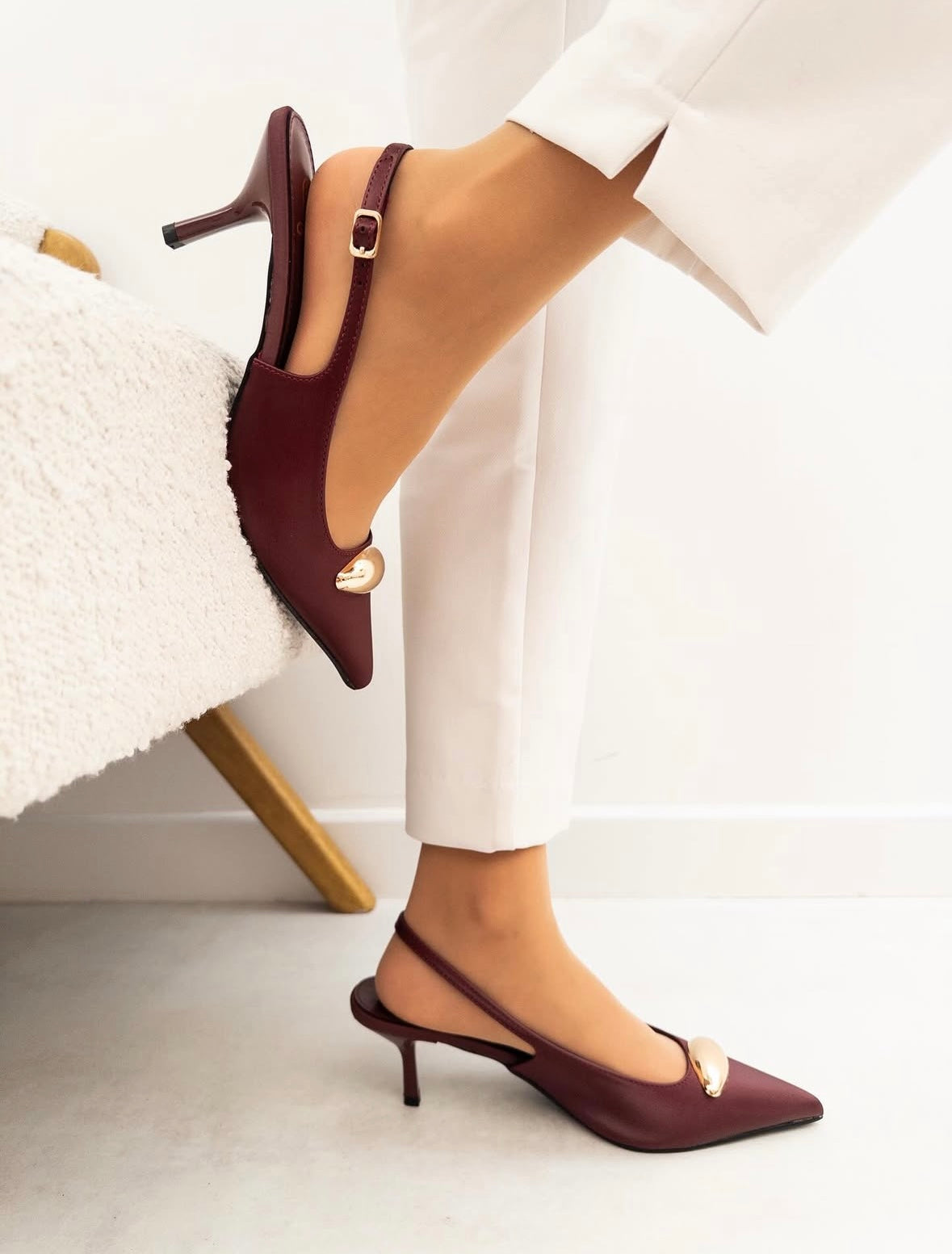 Tacones granate destalonados con detalle dorado | Trapio