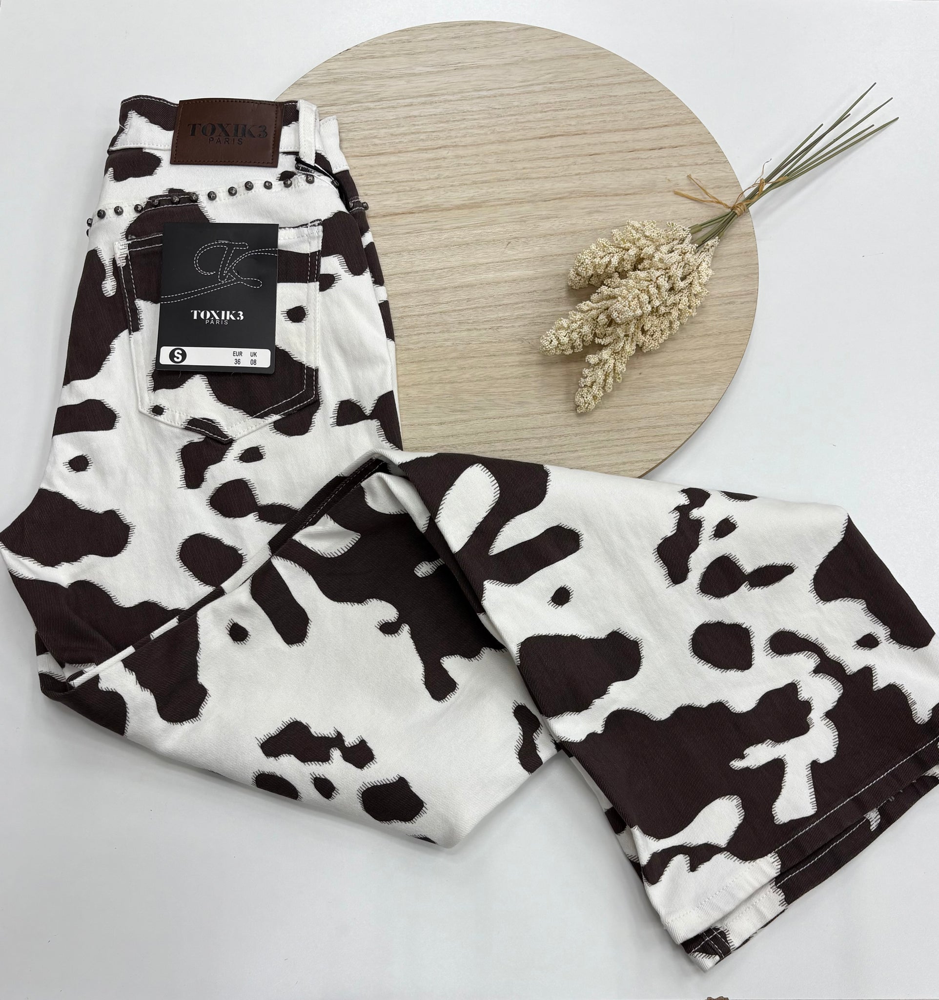 Pantalón Senda Bruna – Animal Print vaca marrón chocolate con tachuelas y pata ancha | Trapío