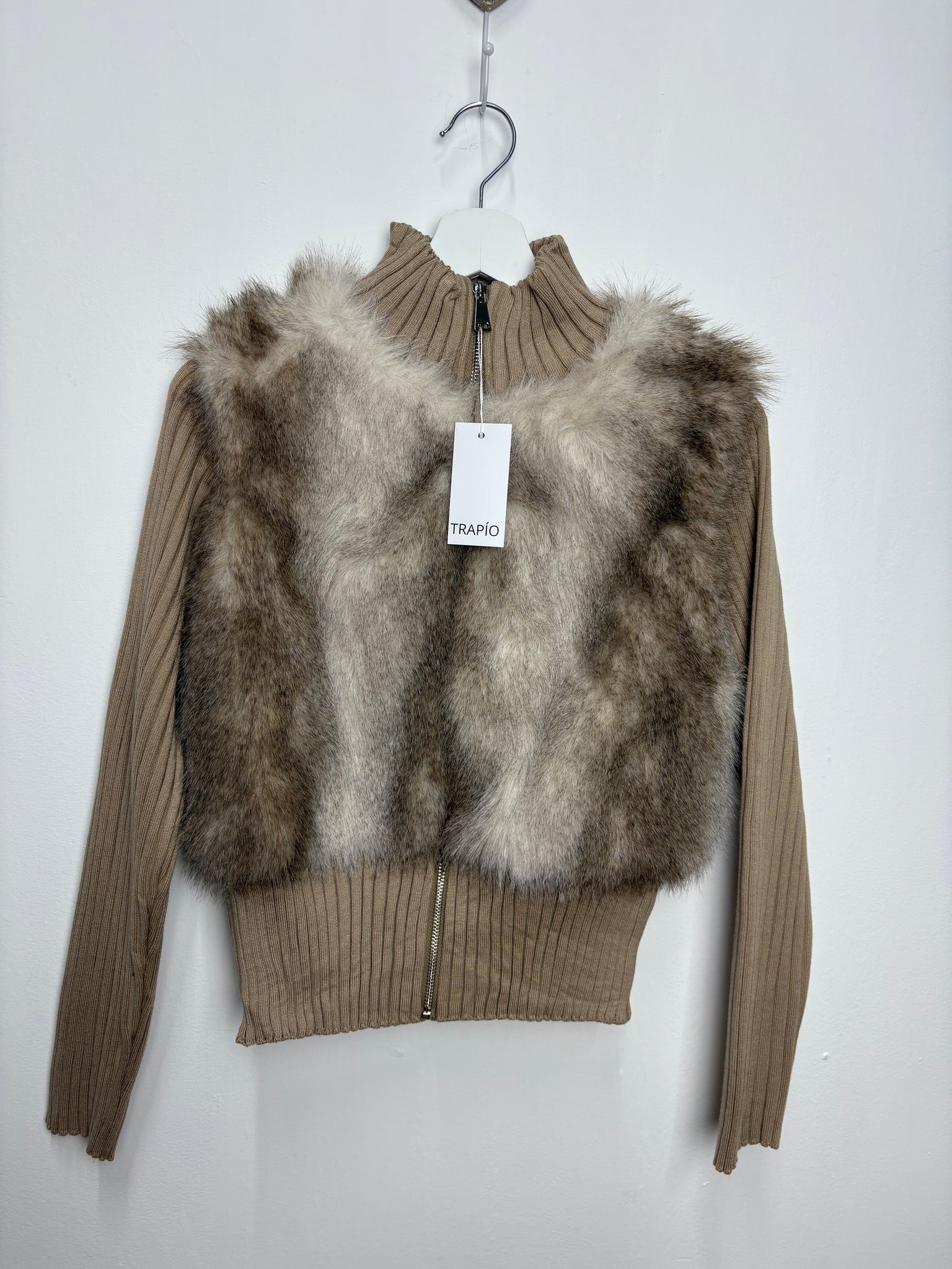 CHAQUETA ELÁSTICA DE PUNTOS CON PELO Y CREMALLERA – CUELLO ALTO Arena