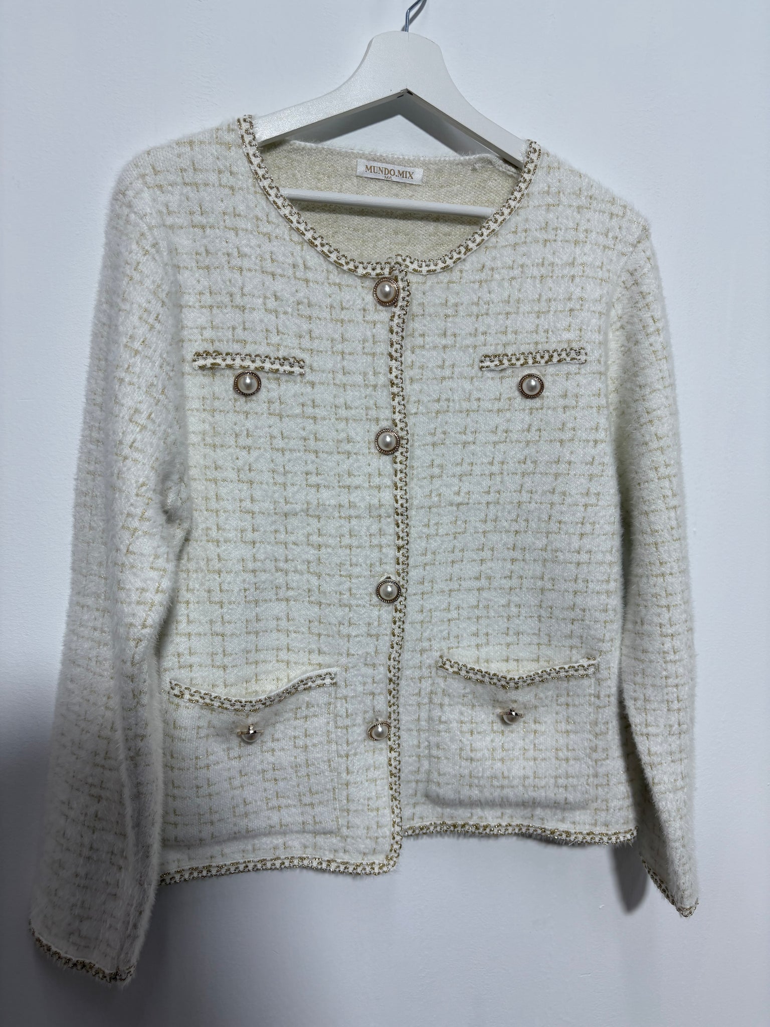 Chaqueta corte  mujer “Sierra Dorada” en tono beige con botones de perla, ribete dorado y dibujo de cuadros – Trapío