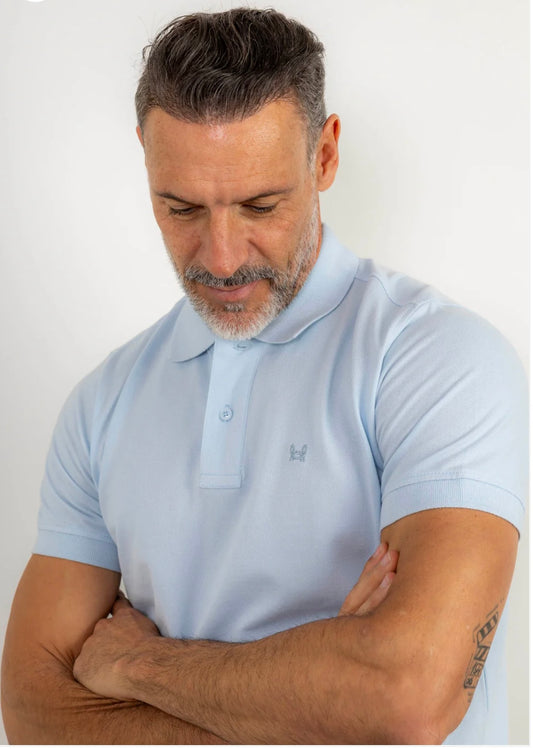 Polo básico Custi Mikelo celeste manga corta