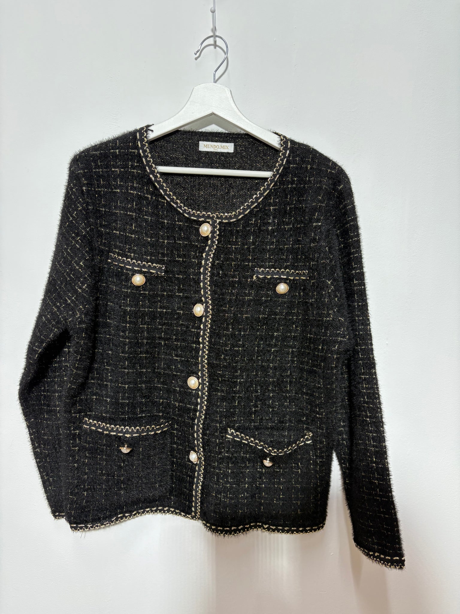 Chaqueta corte  mujer “Sierra Negra” en tono oscuro con botones de perla, ribete dorado y dibujo de cuadros – Trapío