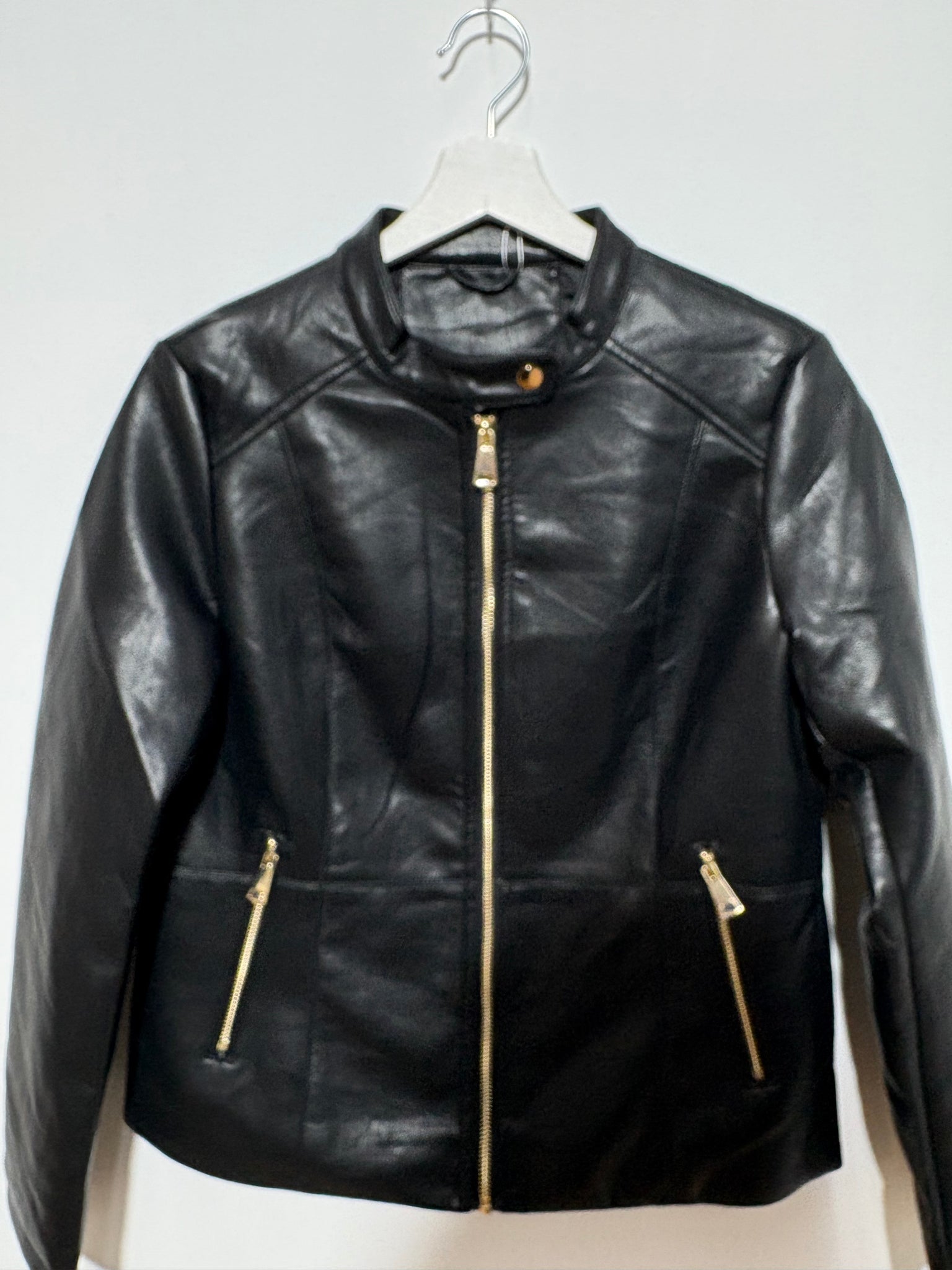 Chaqueta de polipiel negra para mujer con cremallera | Trapío