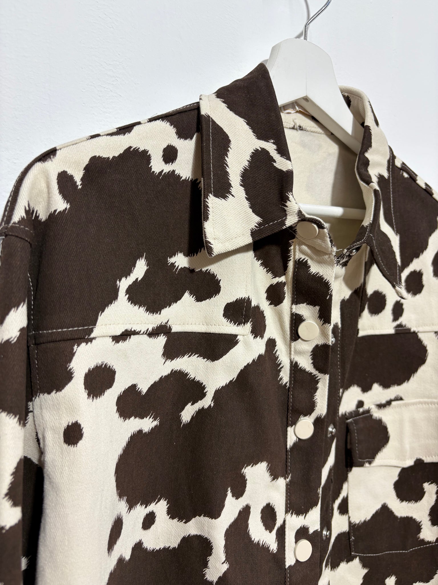 Sobrecamisa Estepa Brava – Vaquera con estampado de vaca y botones de presión | Trapío
