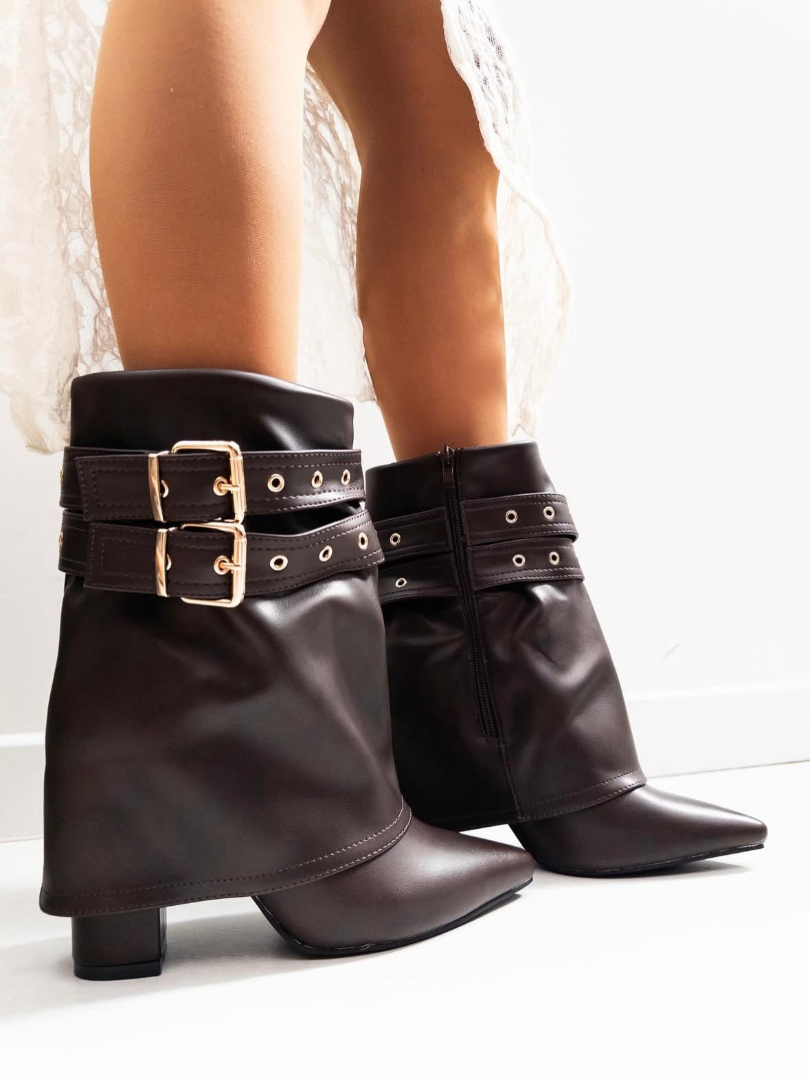 Bota tobillera negra con hebillas doradas y tacón 9 cm | Trapio