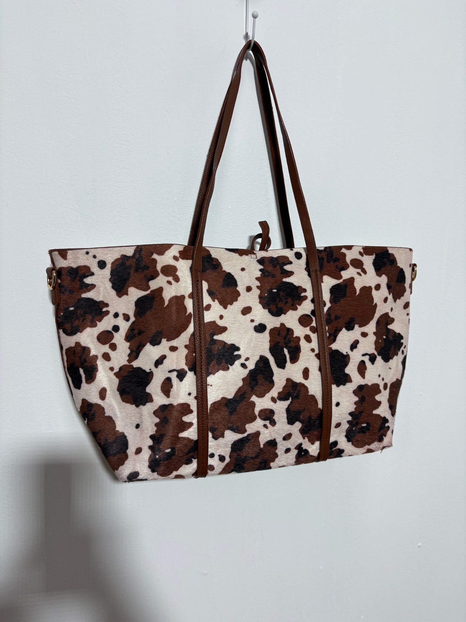 Bolso Pradera Arena – Shopee con estampado de vaca y asa en polipiel marrón arena | Trapío