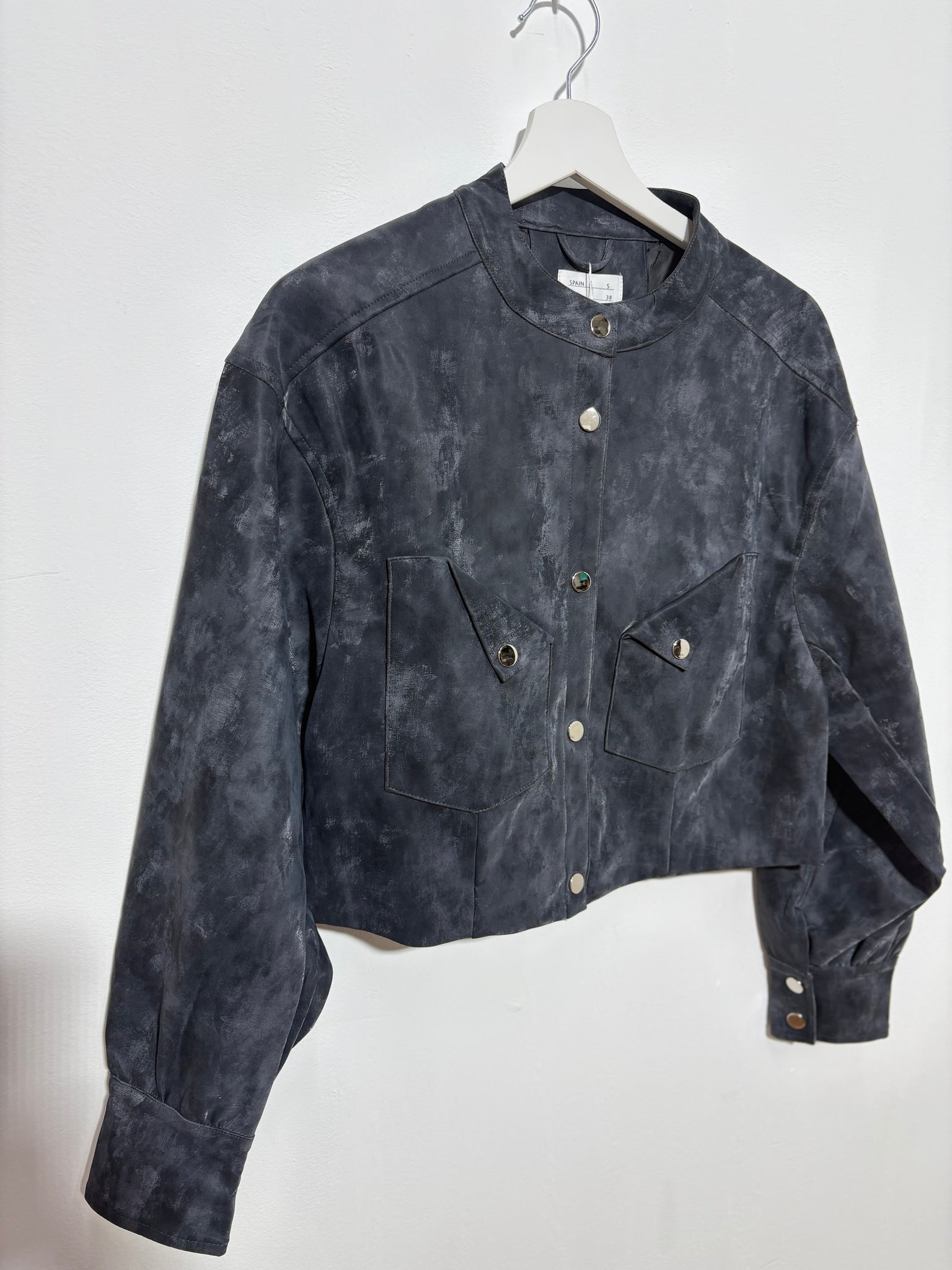 Chaqueta tipo bomber con botones metálicos de mujer  gris antracita – Trapío
