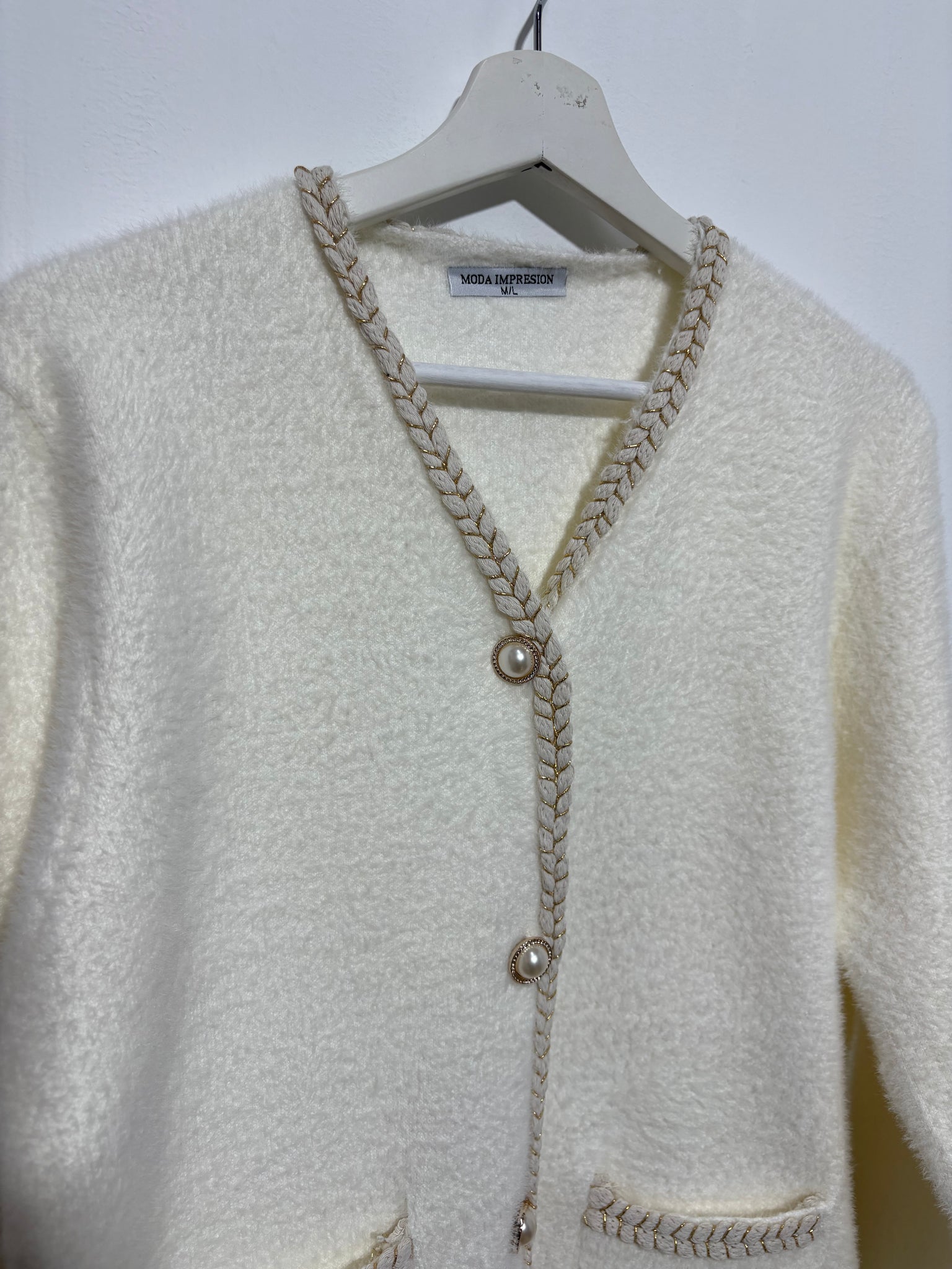 Chaqueta corte  mujer “Sierra Dorada” en tono beige con escote en V, botones de perla y ribete dorado – Trapío