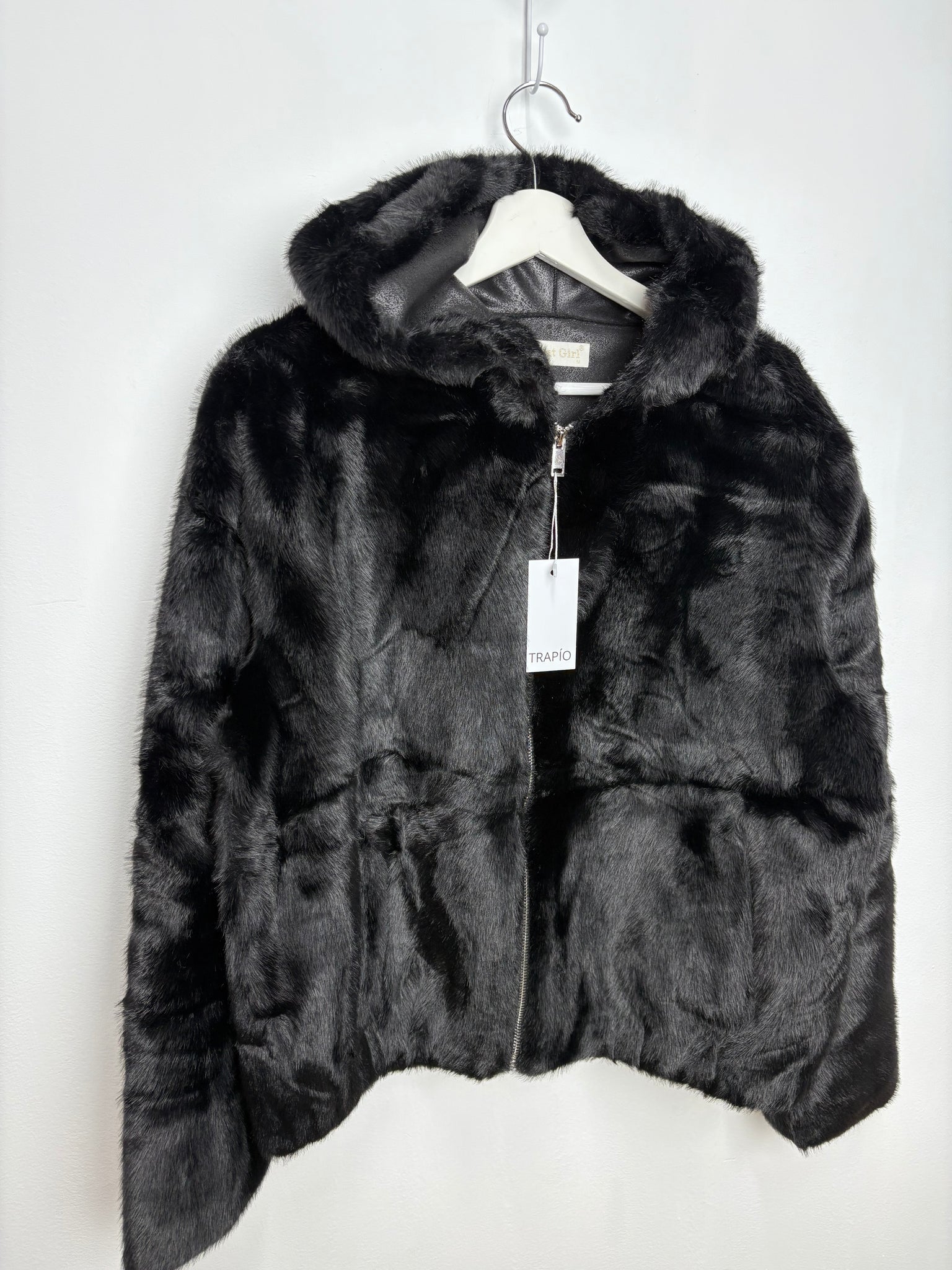 CHAQUETA DE PELO SINTÉTICO oscura TIPO BOMBER CON CREMALLERA Y GORRO – MUJER trapío