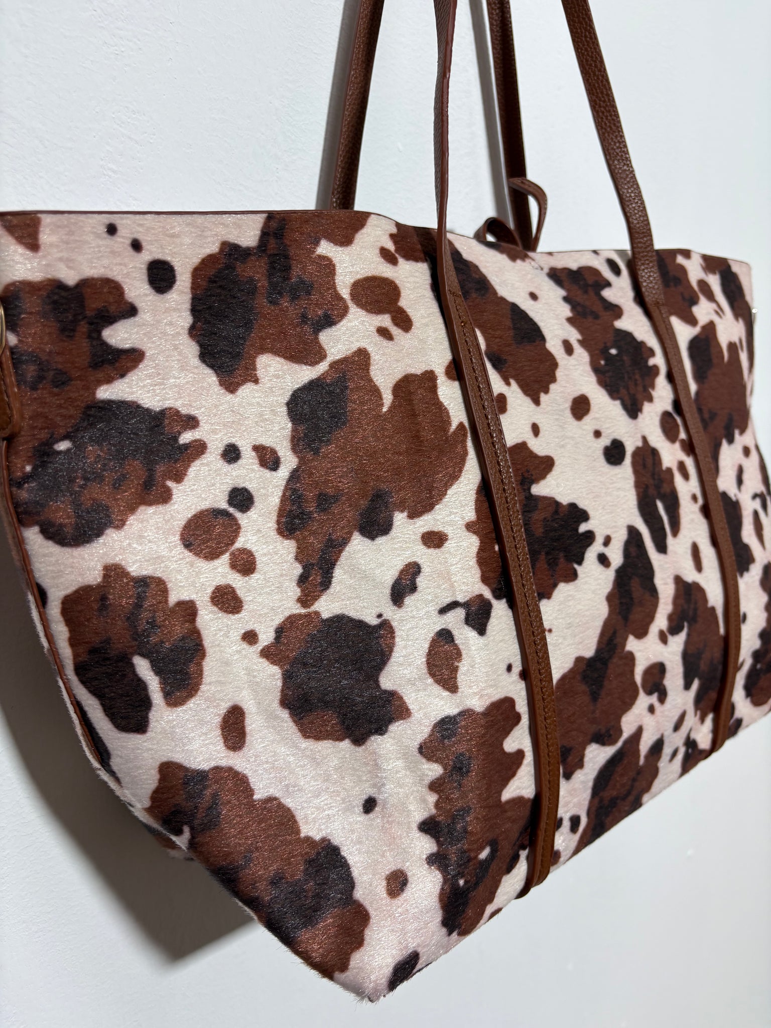 Bolso Pradera Arena – Shopee con estampado de vaca y asa en polipiel marrón arena | Trapío