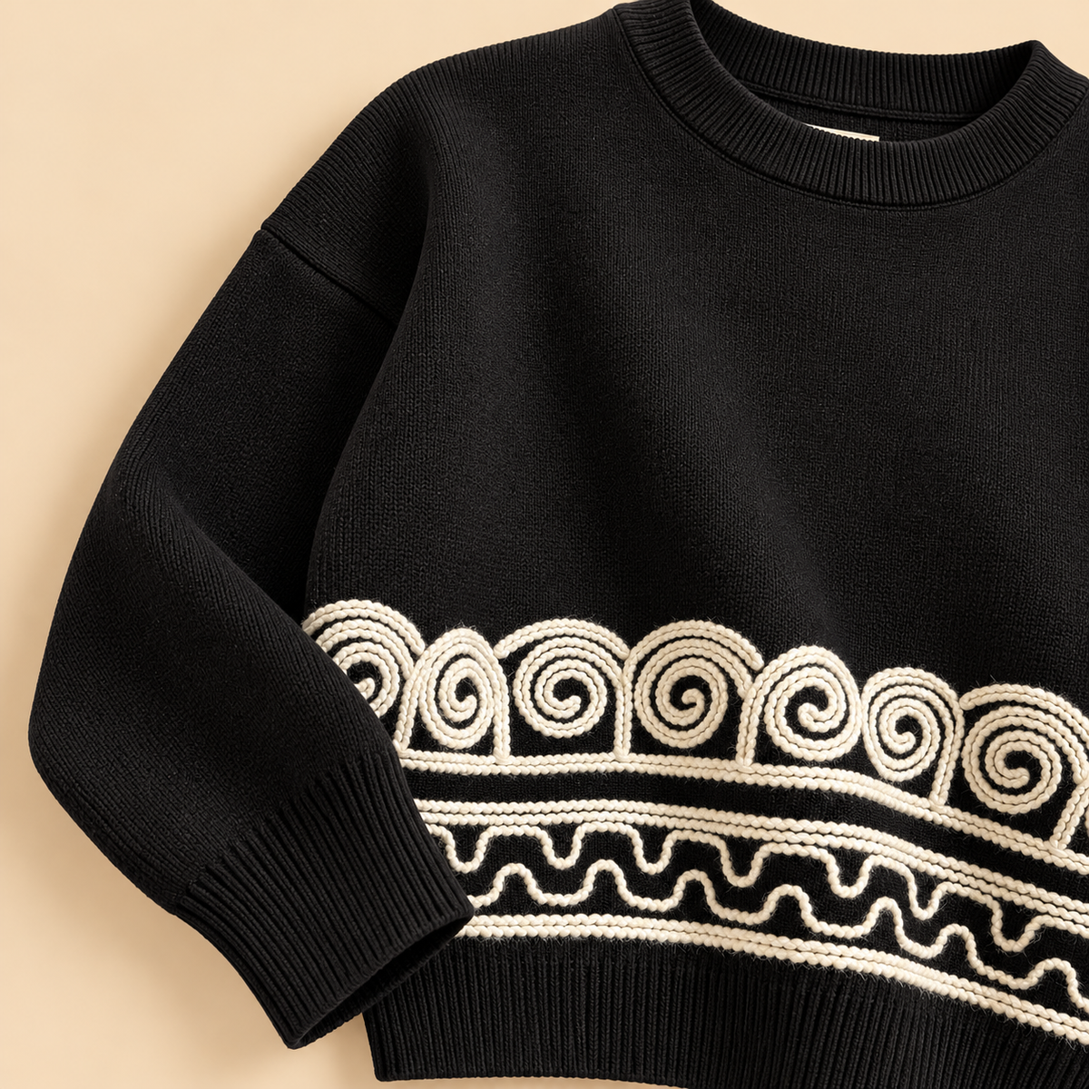 Conjunto de Punto Negro con Bordados Crudos de Dos Piezas