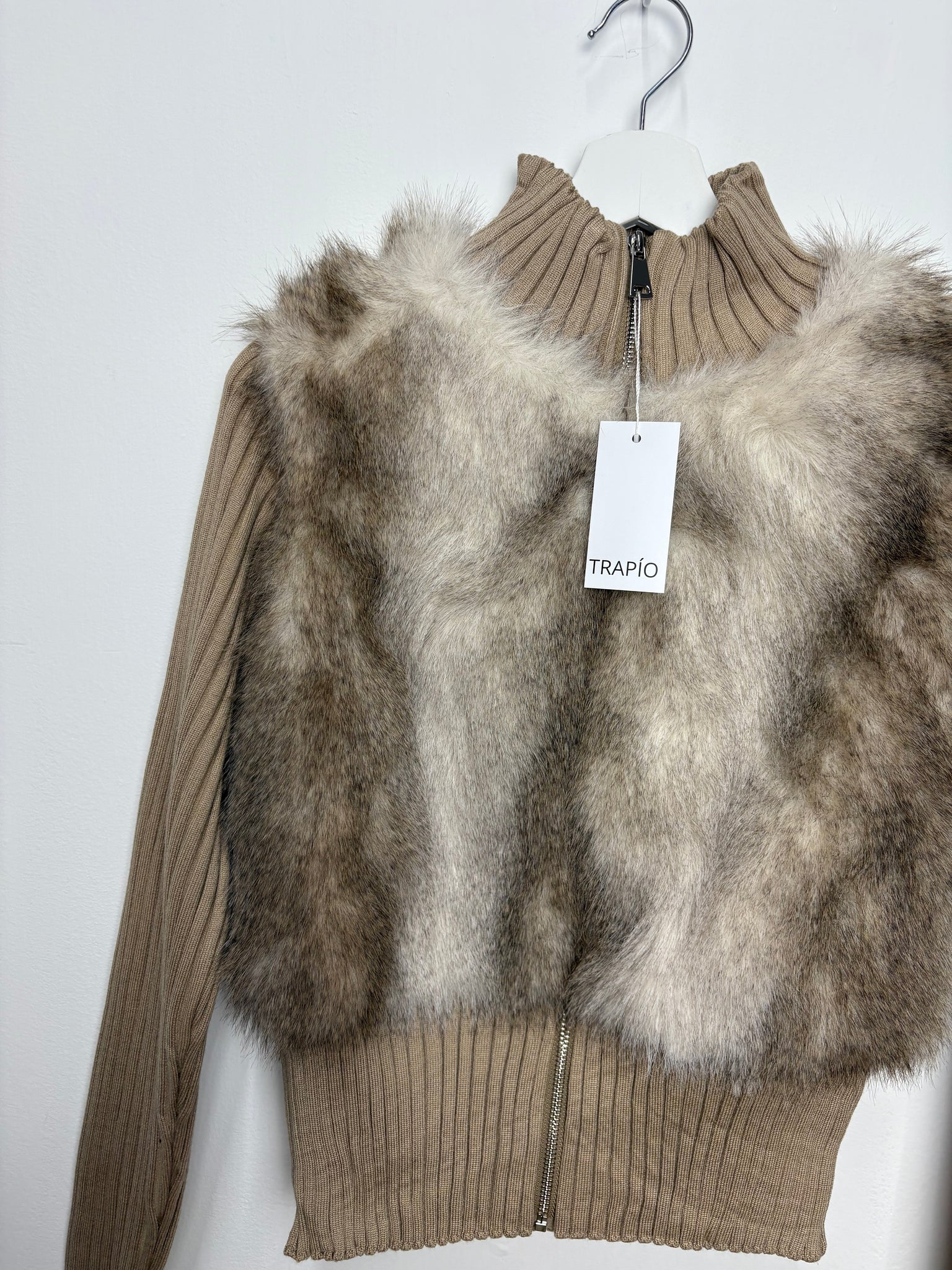 CHAQUETA ELÁSTICA DE PUNTOS CON PELO Y CREMALLERA – CUELLO ALTO Arena