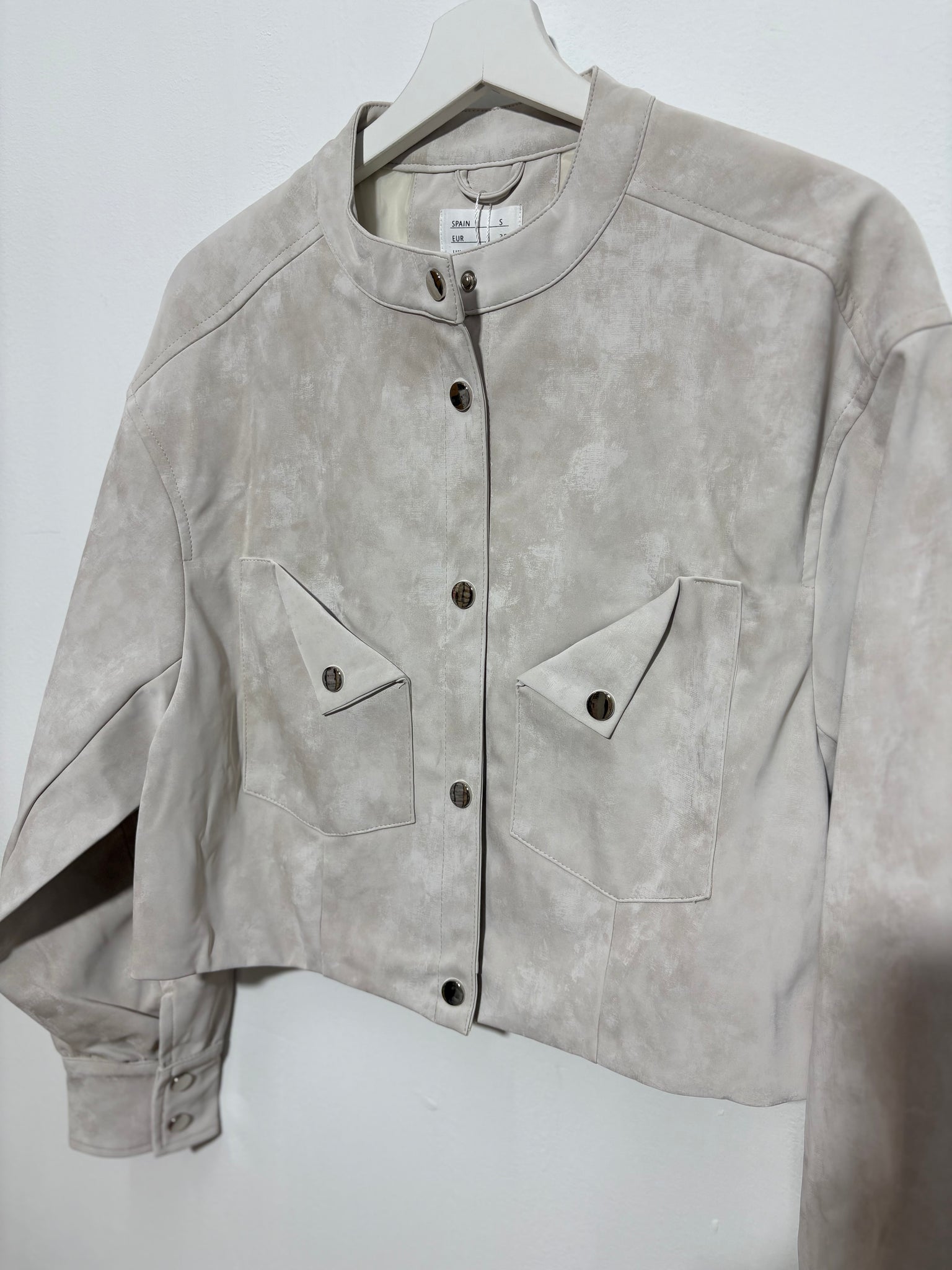 Chaqueta tipo bomber con botones metálicos de mujer  blanco nieve – Trapío