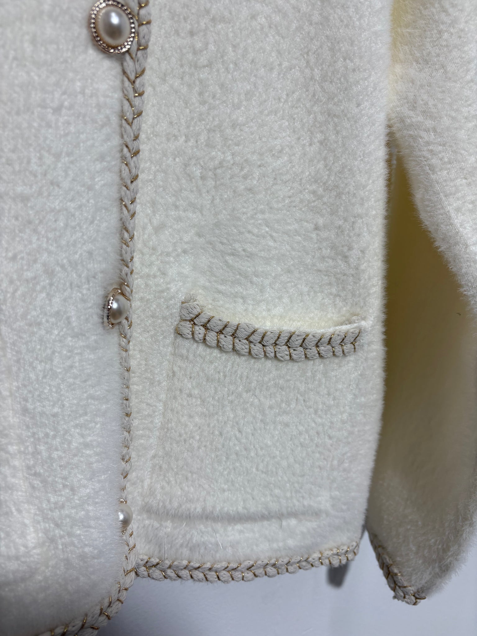 Chaqueta corte  mujer “Sierra Dorada” en tono beige con escote en V, botones de perla y ribete dorado – Trapío