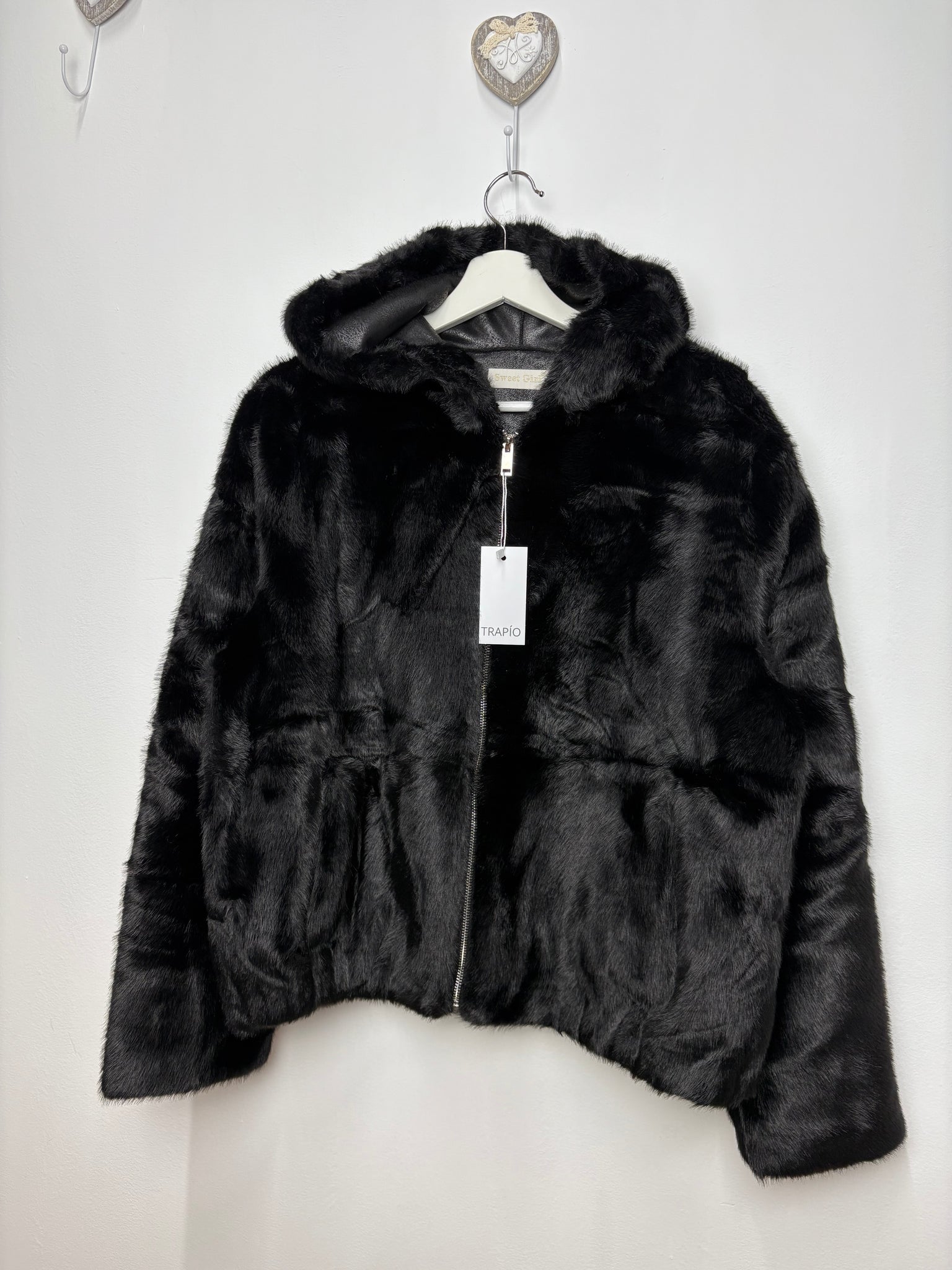 CHAQUETA DE PELO SINTÉTICO oscura TIPO BOMBER CON CREMALLERA Y GORRO – MUJER trapío