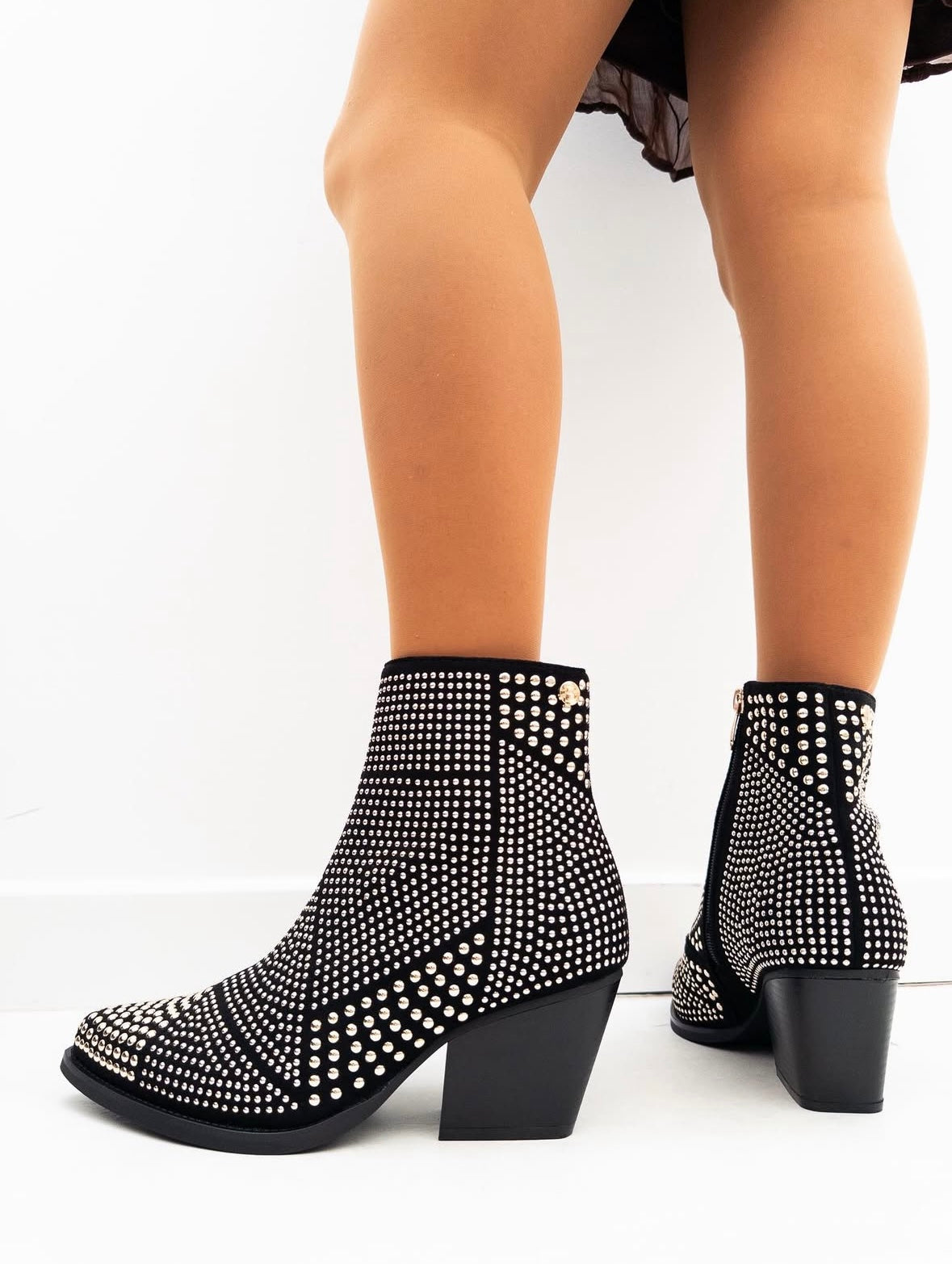 Bota negra tachos