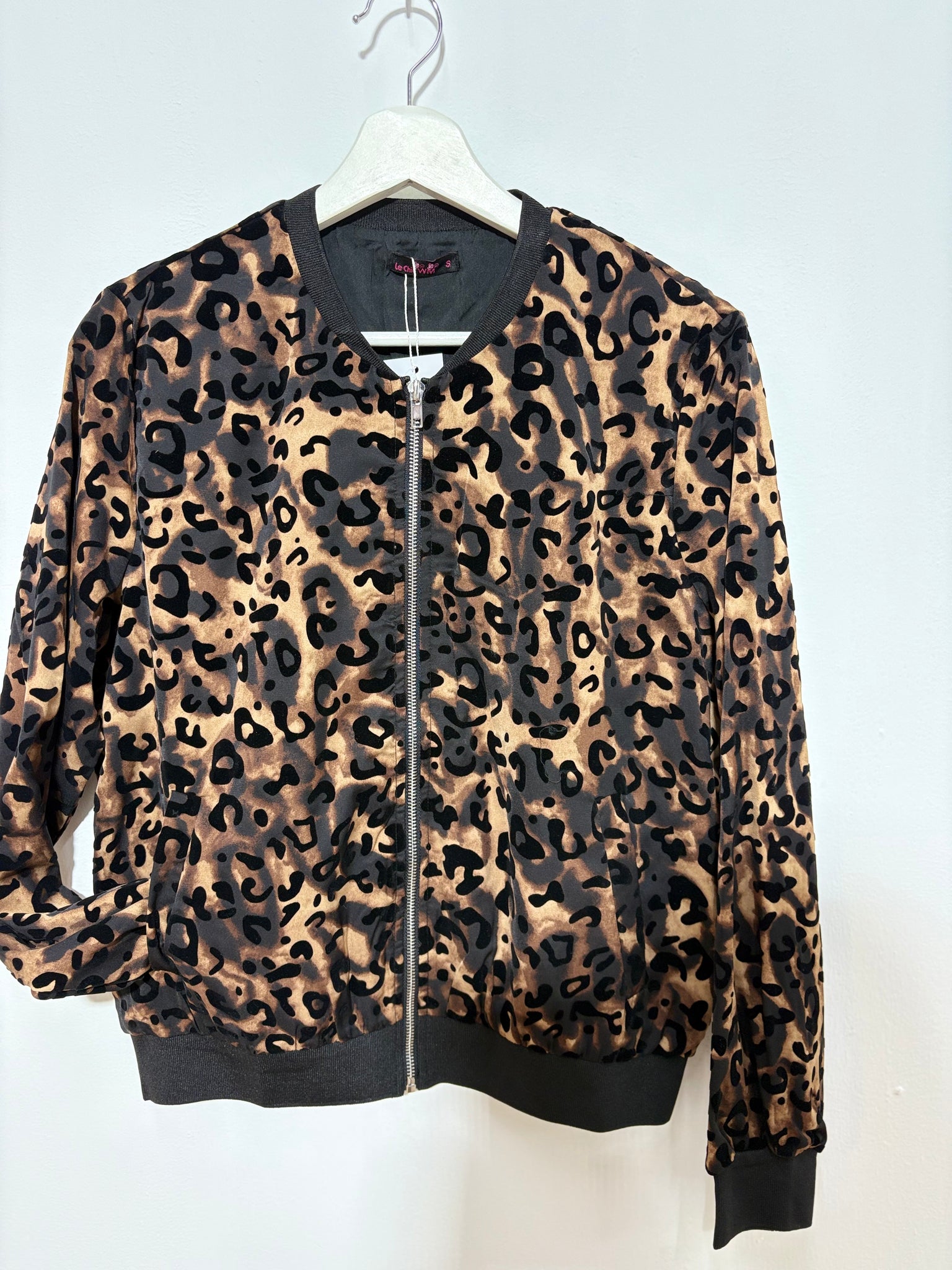 Bomber Animal Print con Relieve Negro – Cazadora Mujer Trapío