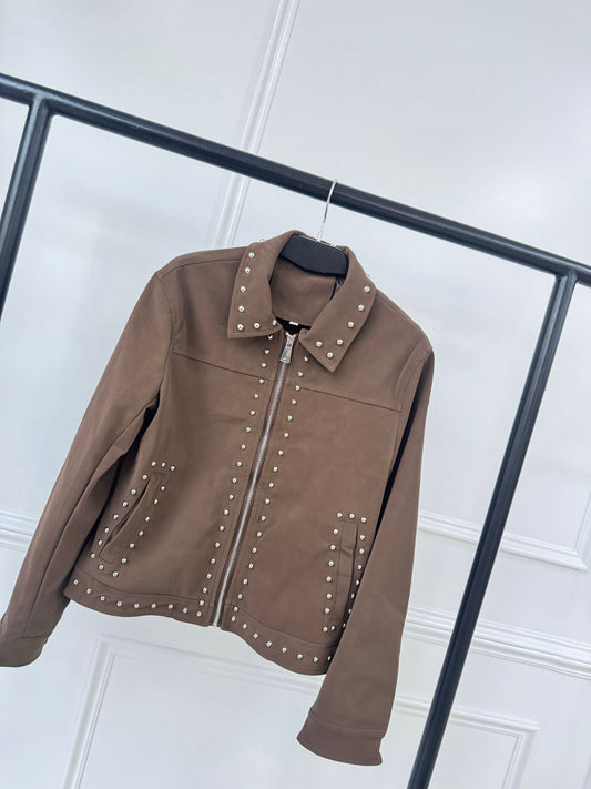 Chaqueta marrón chocolate con tachuelas para mujer – Trapío