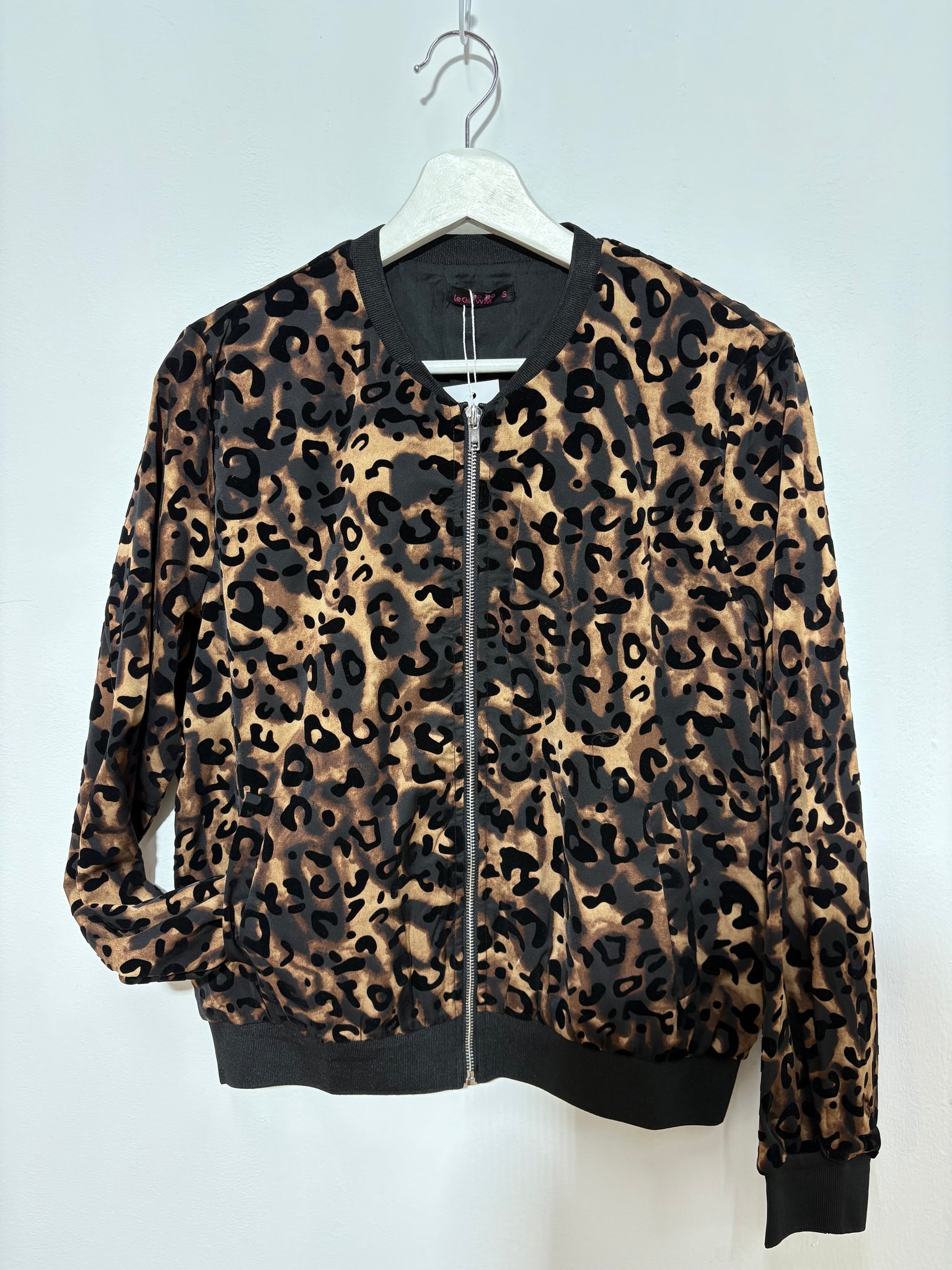 Bomber Animal Print con Relieve Negro – Cazadora Mujer Trapío