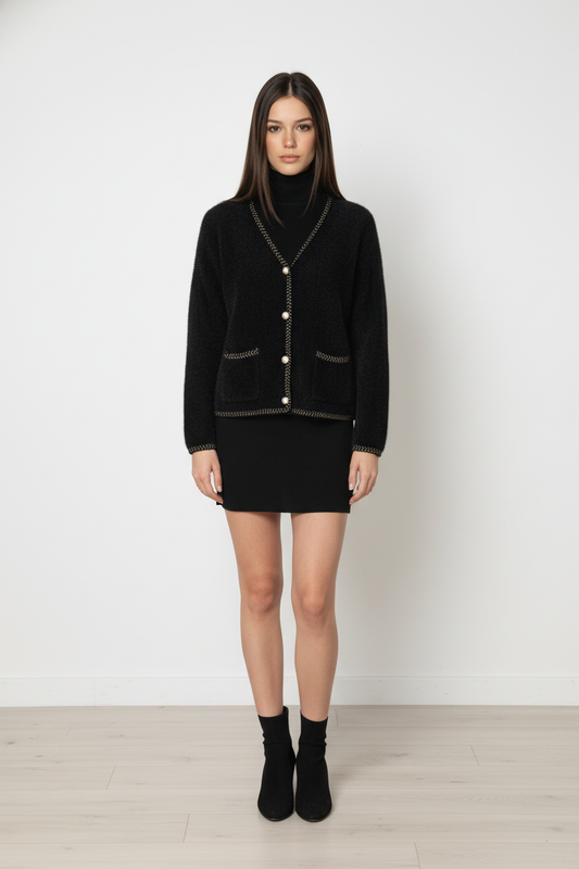 Chaqueta corte  mujer “Sierra Oscura” en tono negro con escote en V, botones de perla y ribete dorado – Trapío