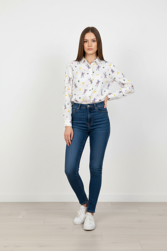 Camisa de Mujer Blanca con Estampado de Conejitos y Medias Lunas Amarillas – Trapio