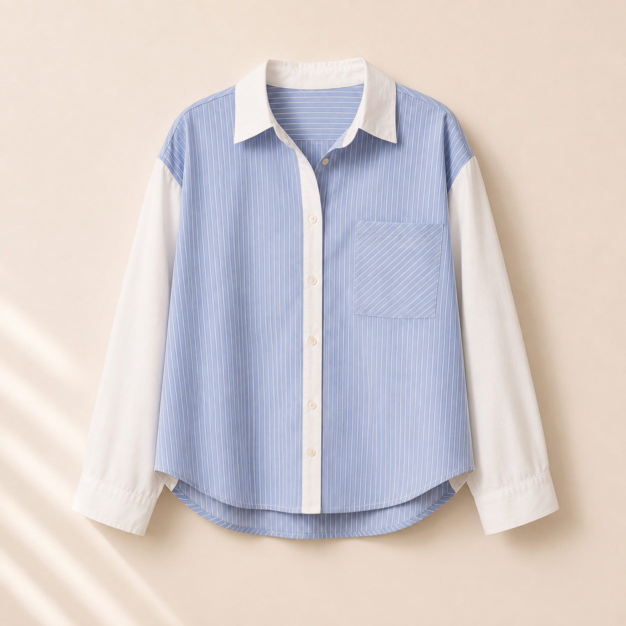 Camisa de mujer de rayas verticales azul cielo y blanco con cuello camisero, manga larga y bolsillo delantero Trapío