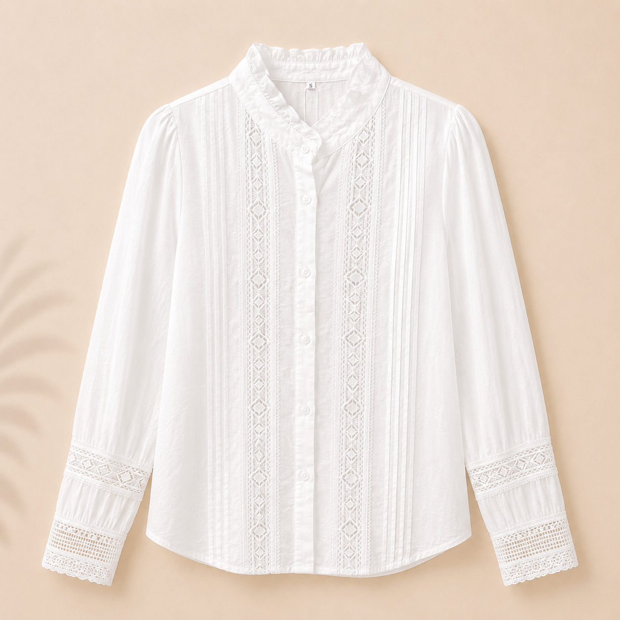 Camisa de mujer blanca con cuello mao, detalles de encaje, tablas verticales y manga larga abullonada estilo romántico Trapío