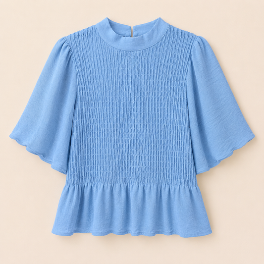 Blusa azul cielo fruncida con volante – Trapio
