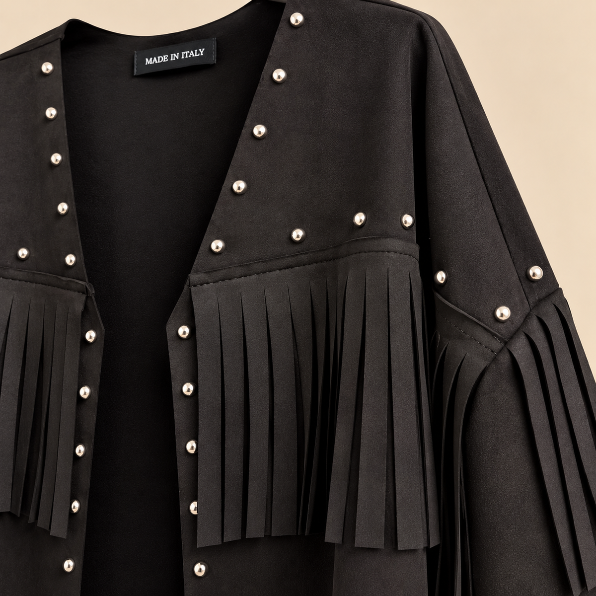 Chaqueta Negra con Flecos y Tachuelas