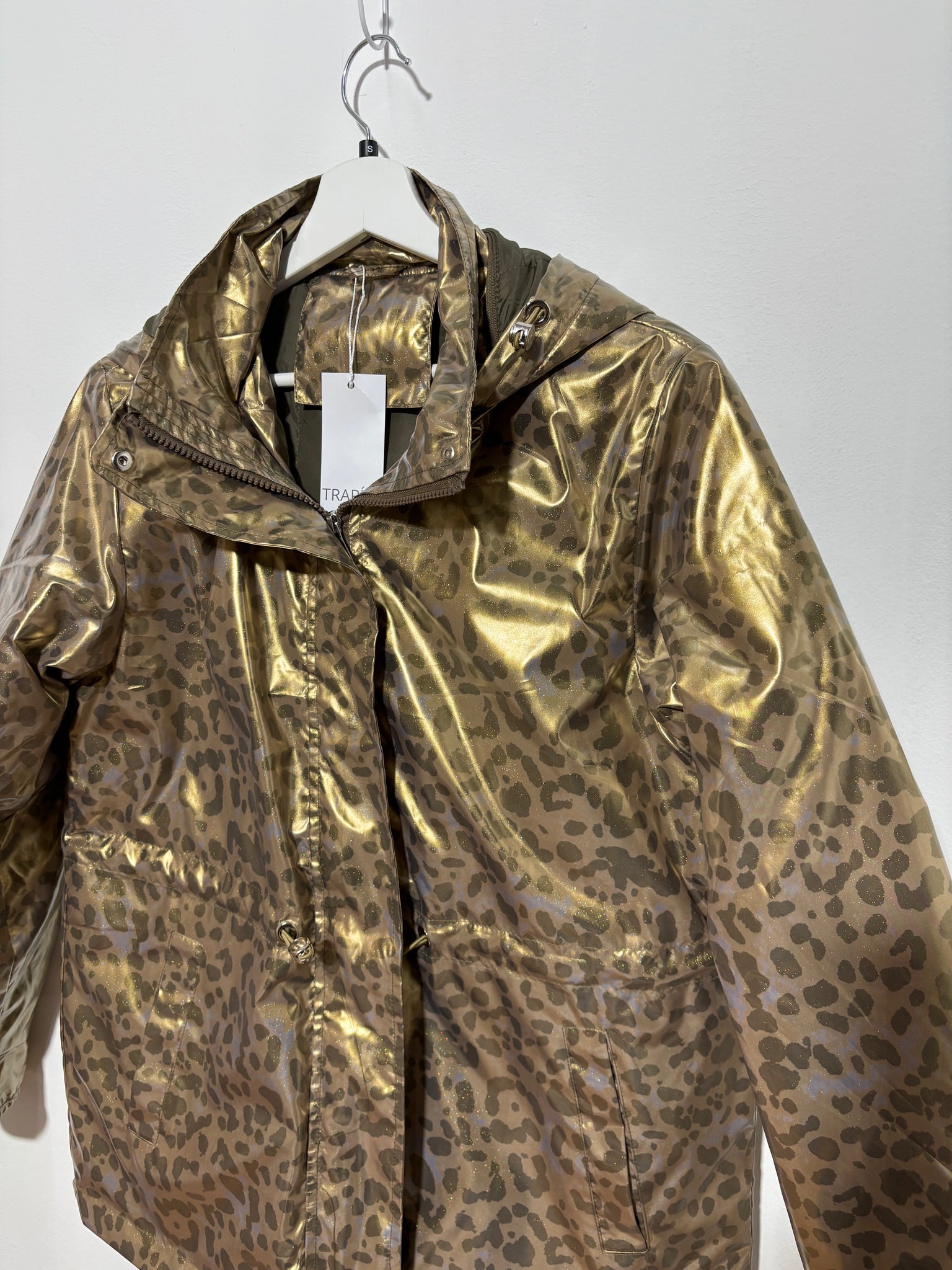 Parka Animal Print oro con capucha desmontable y efecto purpurina – Trapío