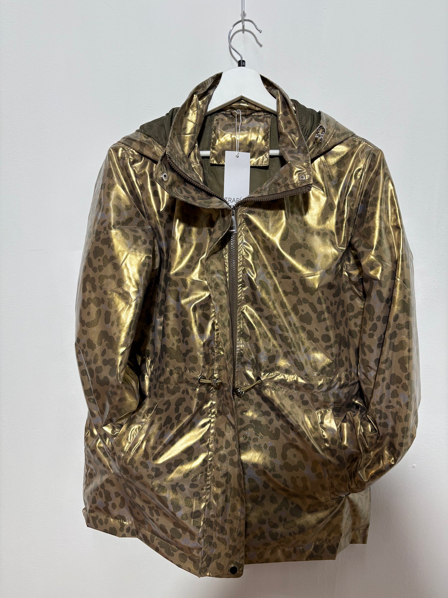 Parka Animal Print oro con capucha desmontable y efecto purpurina – Trapío