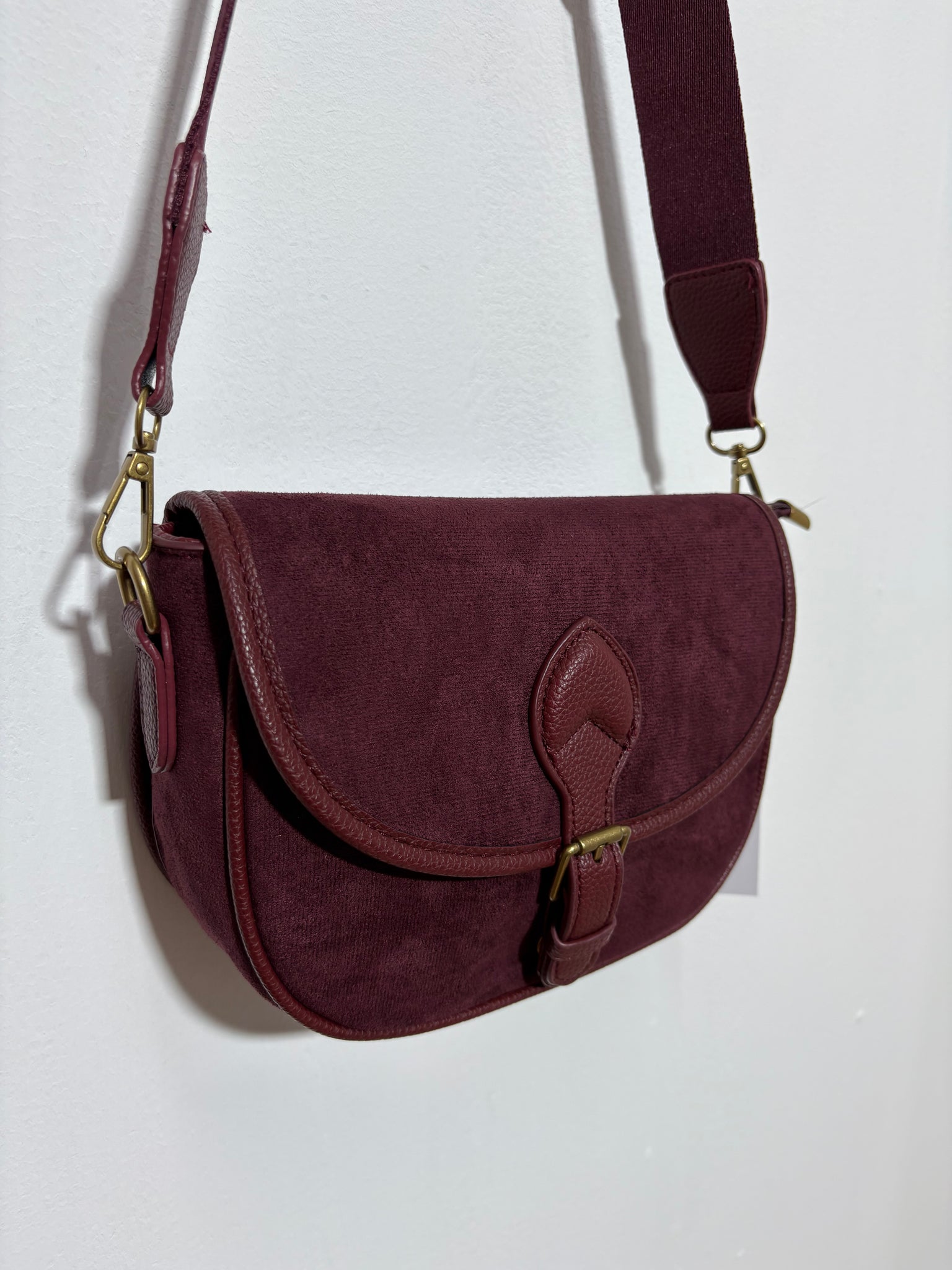 Bolso Pico Garnata – Serraje granate con polipiel, broche y tiranta ancha regulable | Trapío