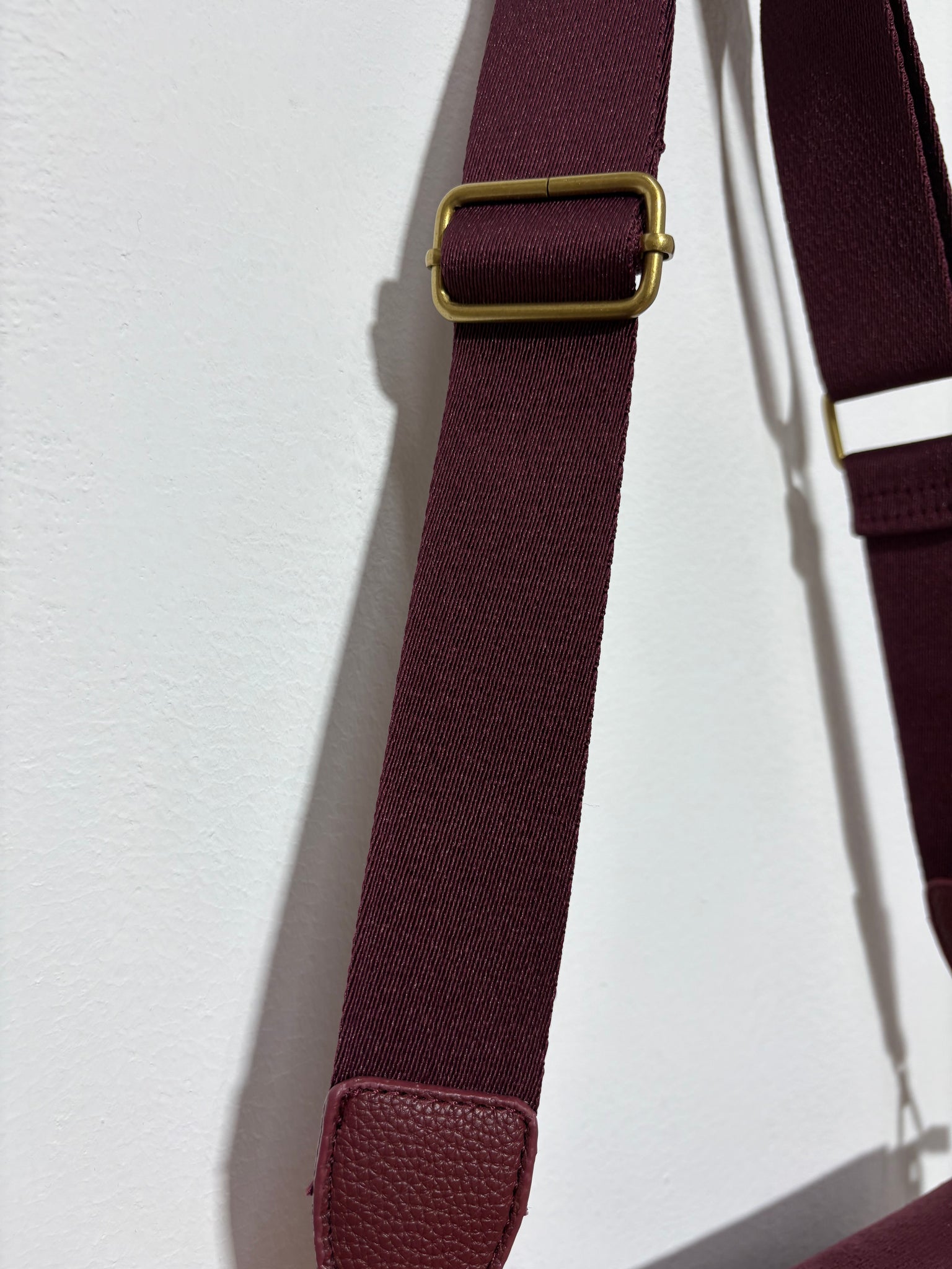Bolso Pico Garnata – Serraje granate con polipiel, broche y tiranta ancha regulable | Trapío