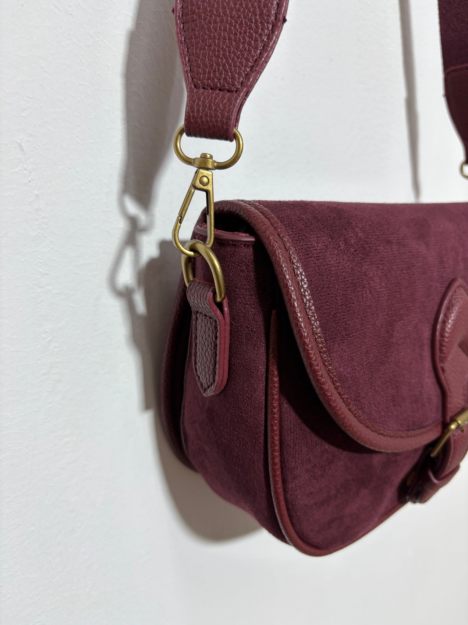 Bolso Pico Garnata – Serraje granate con polipiel, broche y tiranta ancha regulable | Trapío