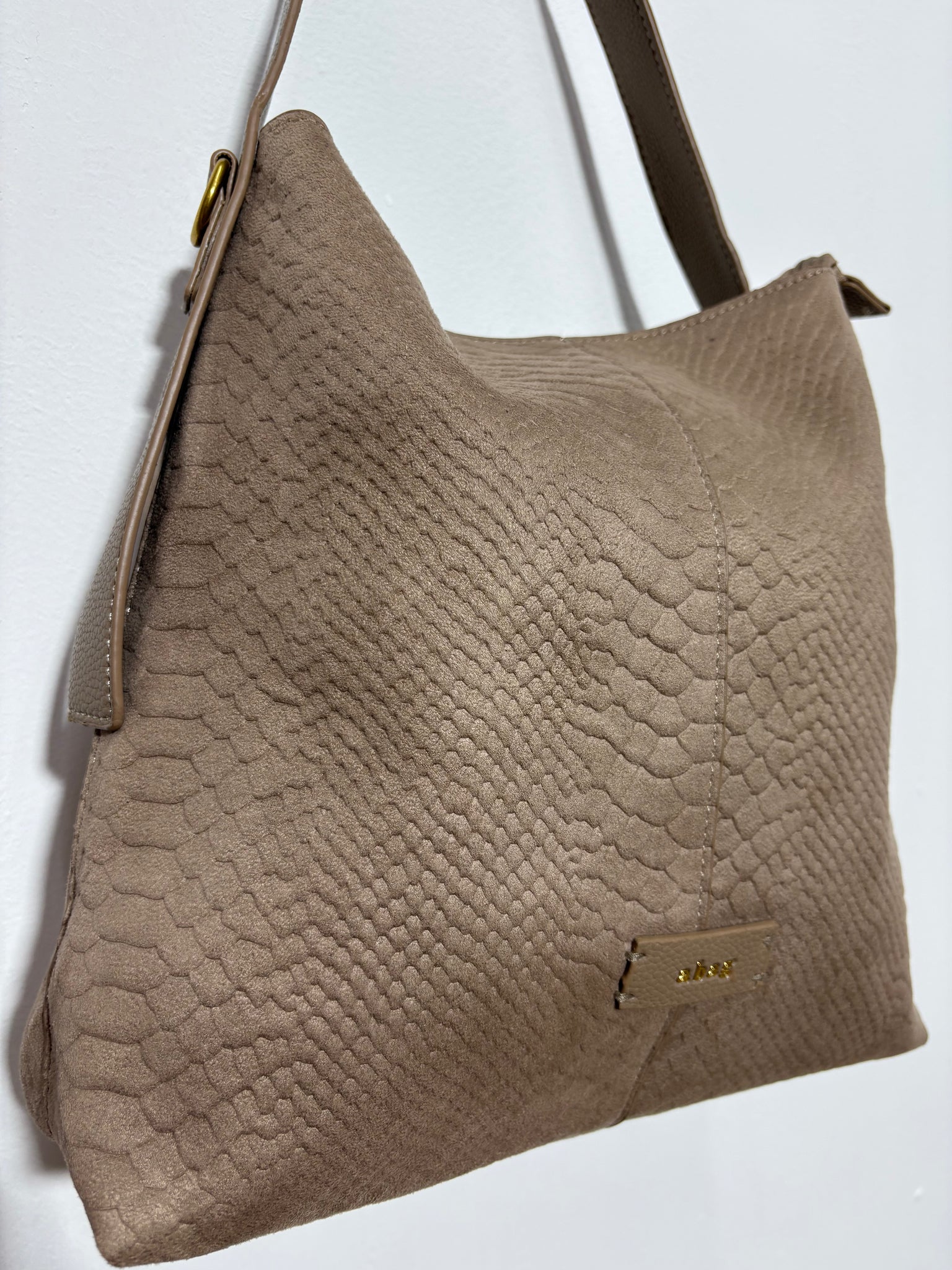Bolso Cumbre Arena – Serraje beige tierra con animal print serpiente y cierre de cremallera | Trapío