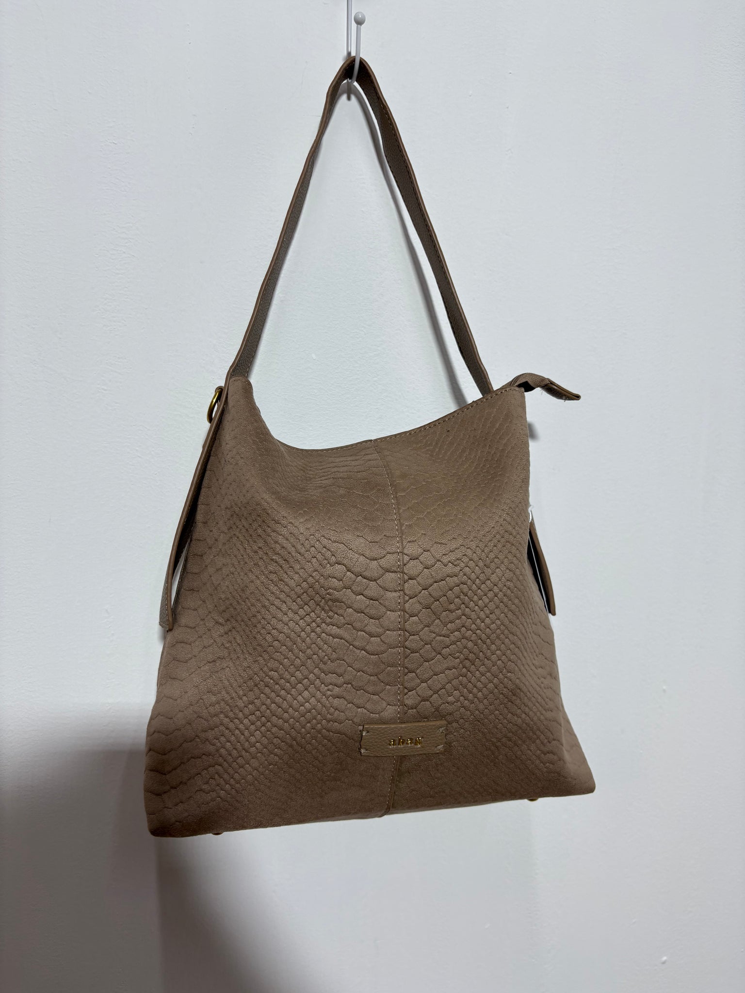 Bolso Cumbre Arena – Serraje beige tierra con animal print serpiente y cierre de cremallera | Trapío