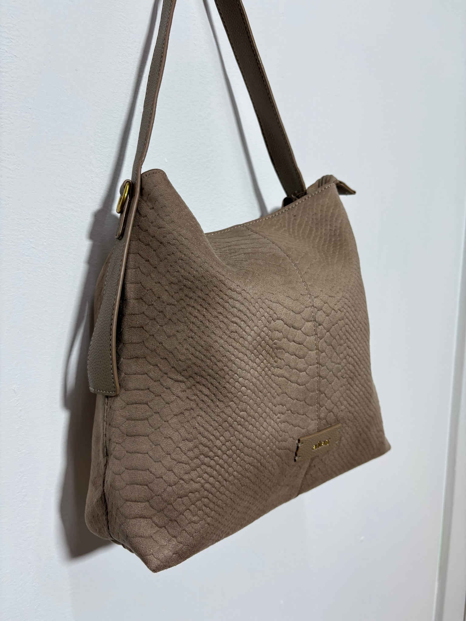 Bolso Cumbre Arena – Serraje beige tierra con animal print serpiente y cierre de cremallera | Trapío