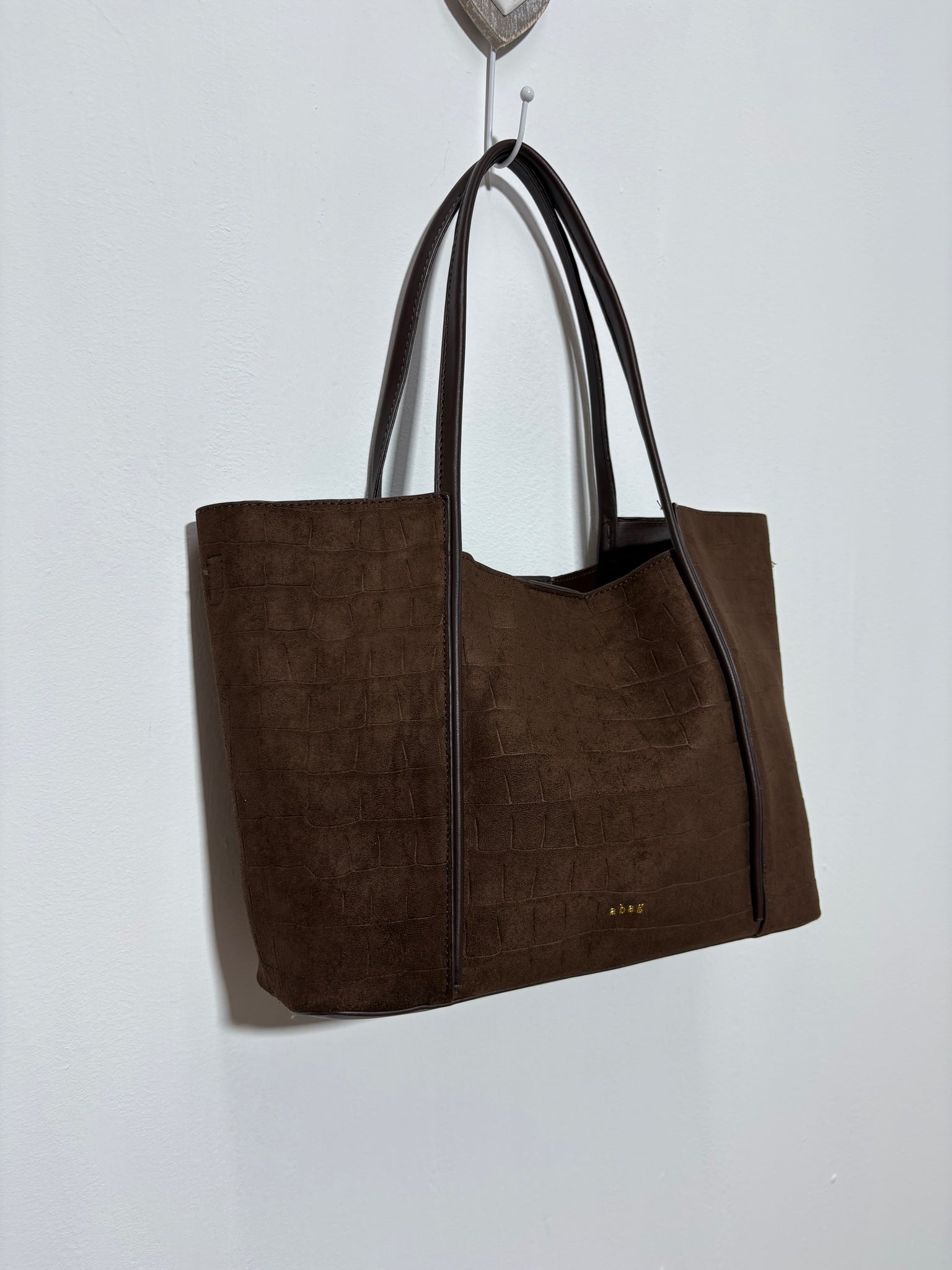 Bolso Risco Cacao – Serraje marrón chocolate con animal print cocodrilo y doble asa de polipiel | Trapío