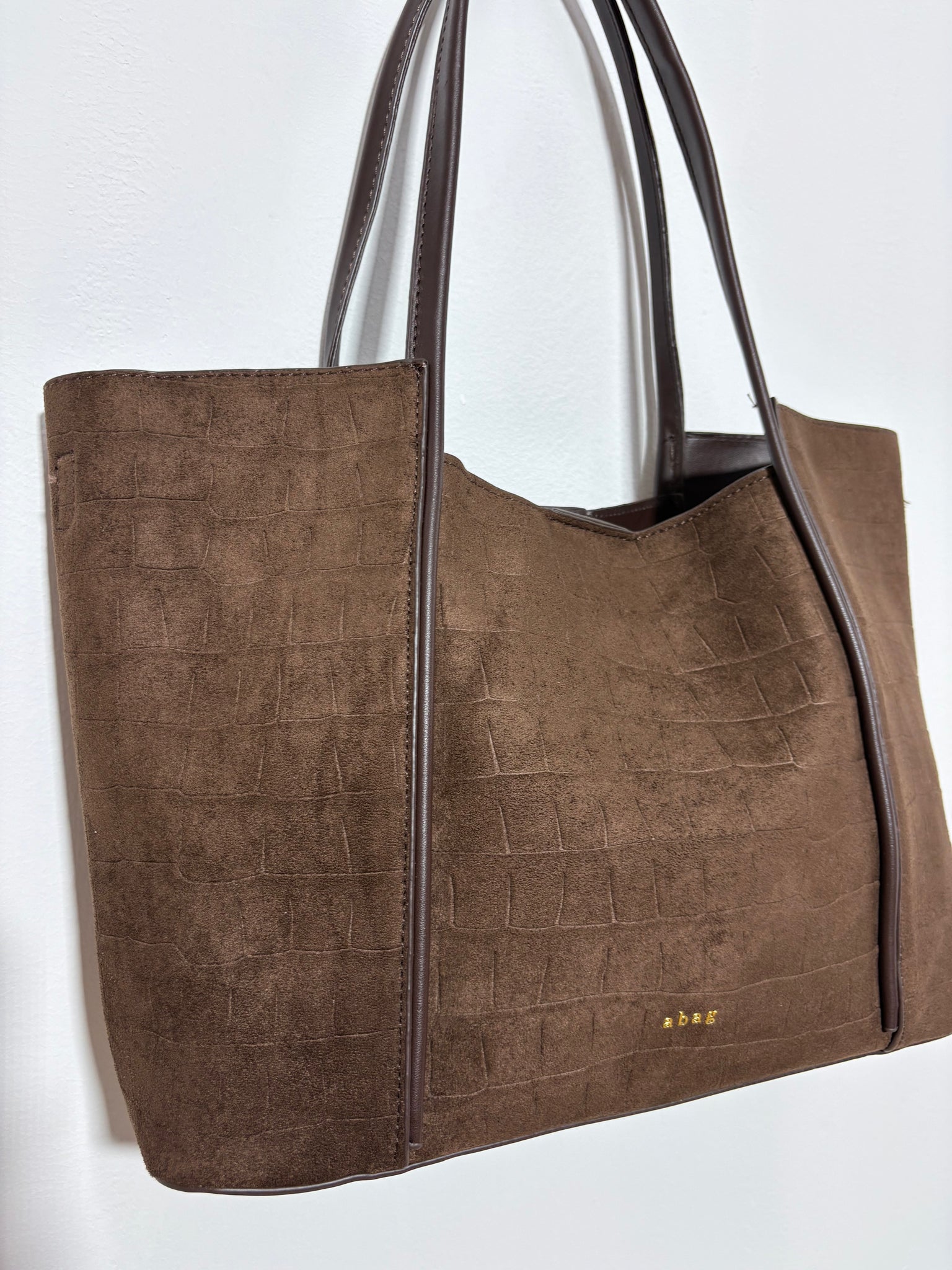 Bolso Risco Cacao – Serraje marrón chocolate con animal print cocodrilo y doble asa de polipiel | Trapío