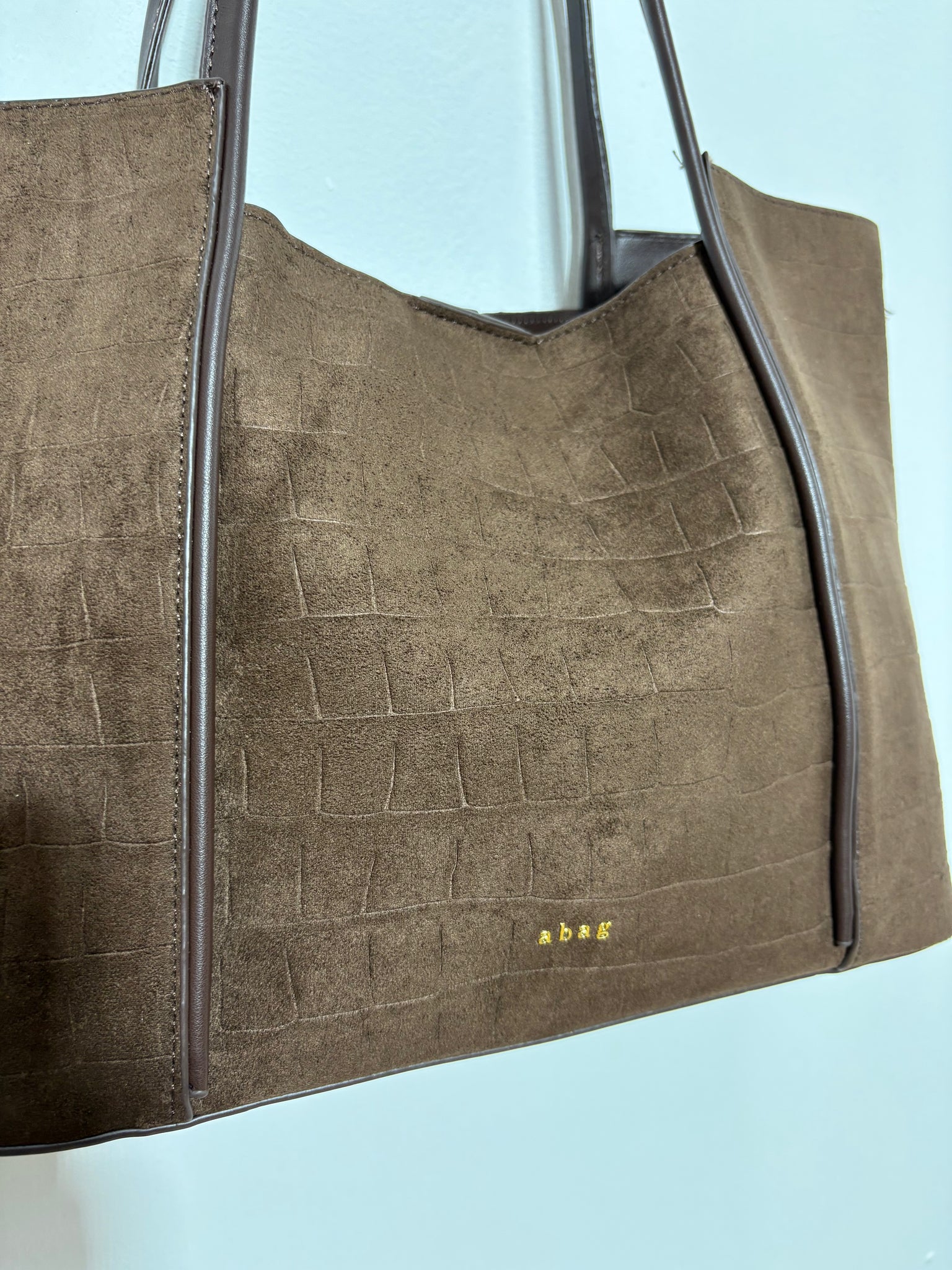 Bolso Risco Cacao – Serraje marrón chocolate con animal print cocodrilo y doble asa de polipiel | Trapío