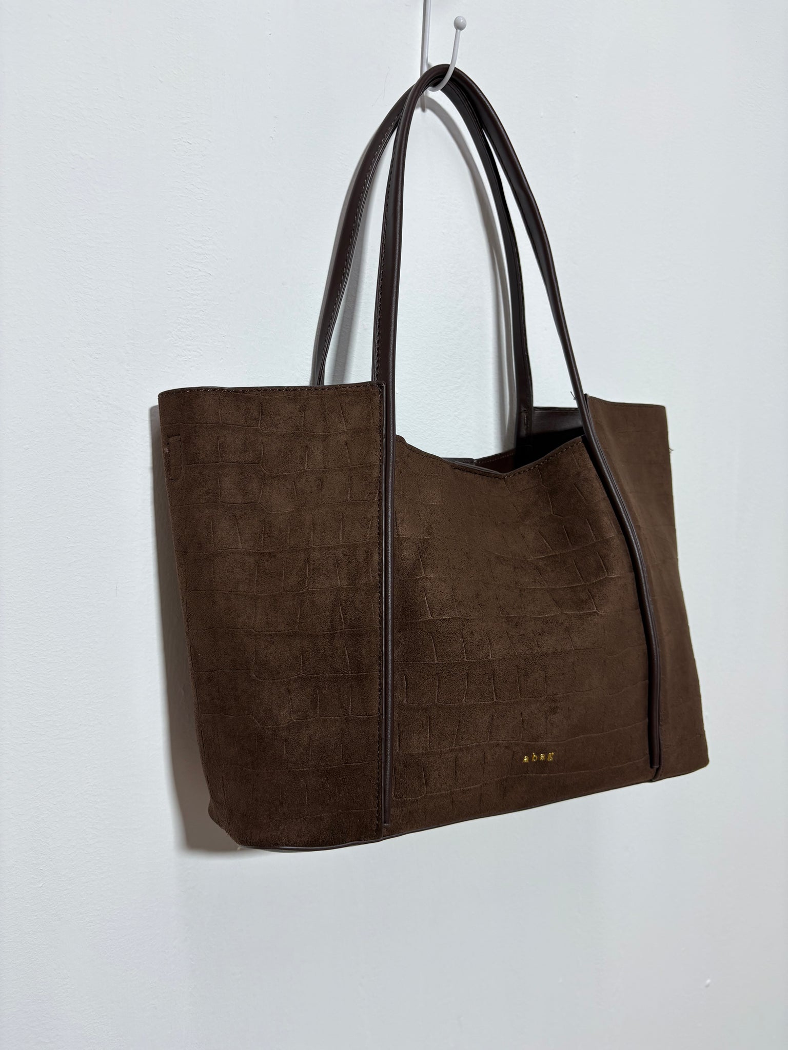 Bolso Risco Cacao – Serraje marrón chocolate con animal print cocodrilo y doble asa de polipiel | Trapío