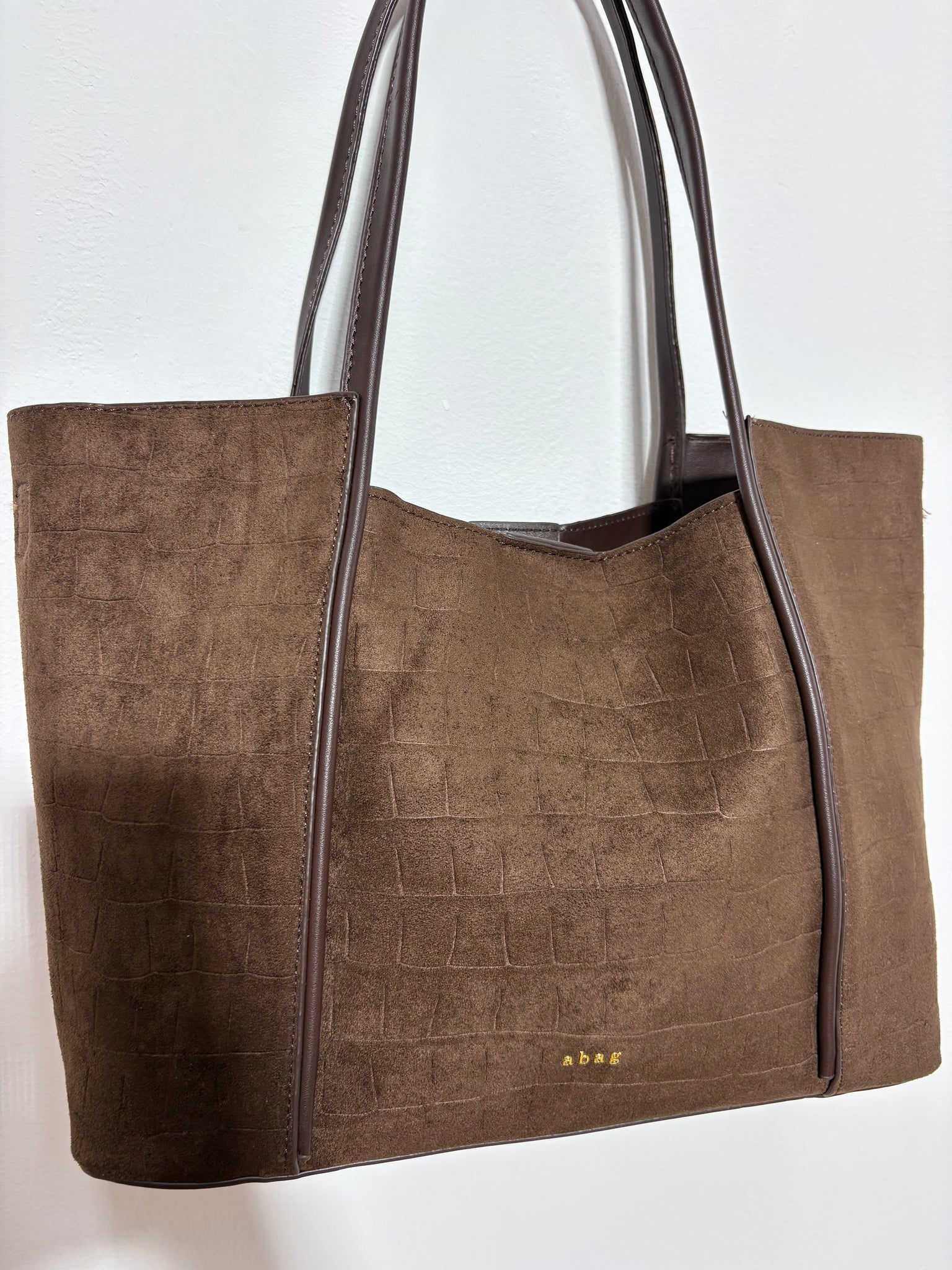 Bolso Risco Cacao – Serraje marrón chocolate con animal print cocodrilo y doble asa de polipiel | Trapío
