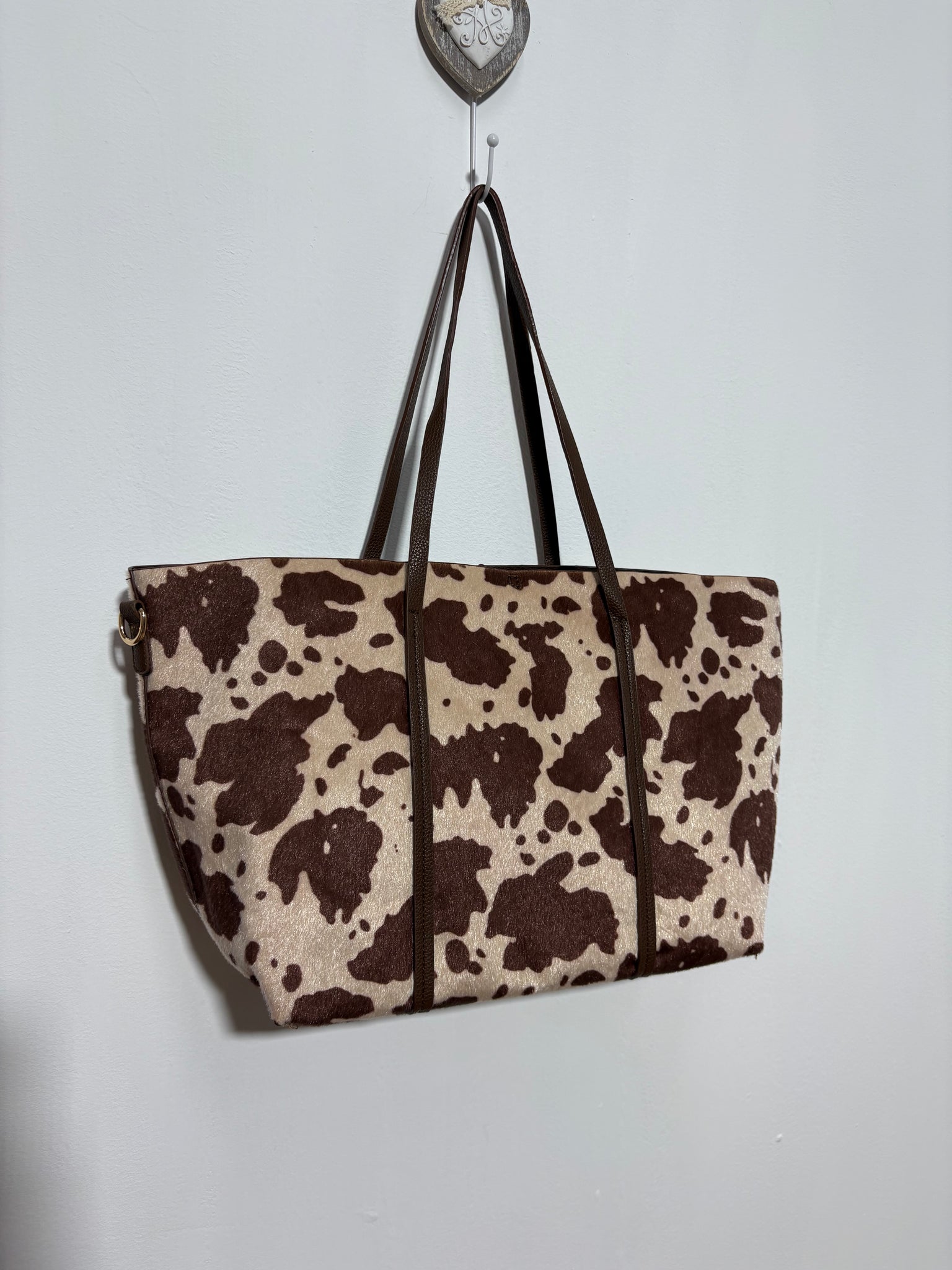 Bolso Pradera Bruna – Shopee marrón chocolate con estampado de vaca y asa de polipiel | Trapío
