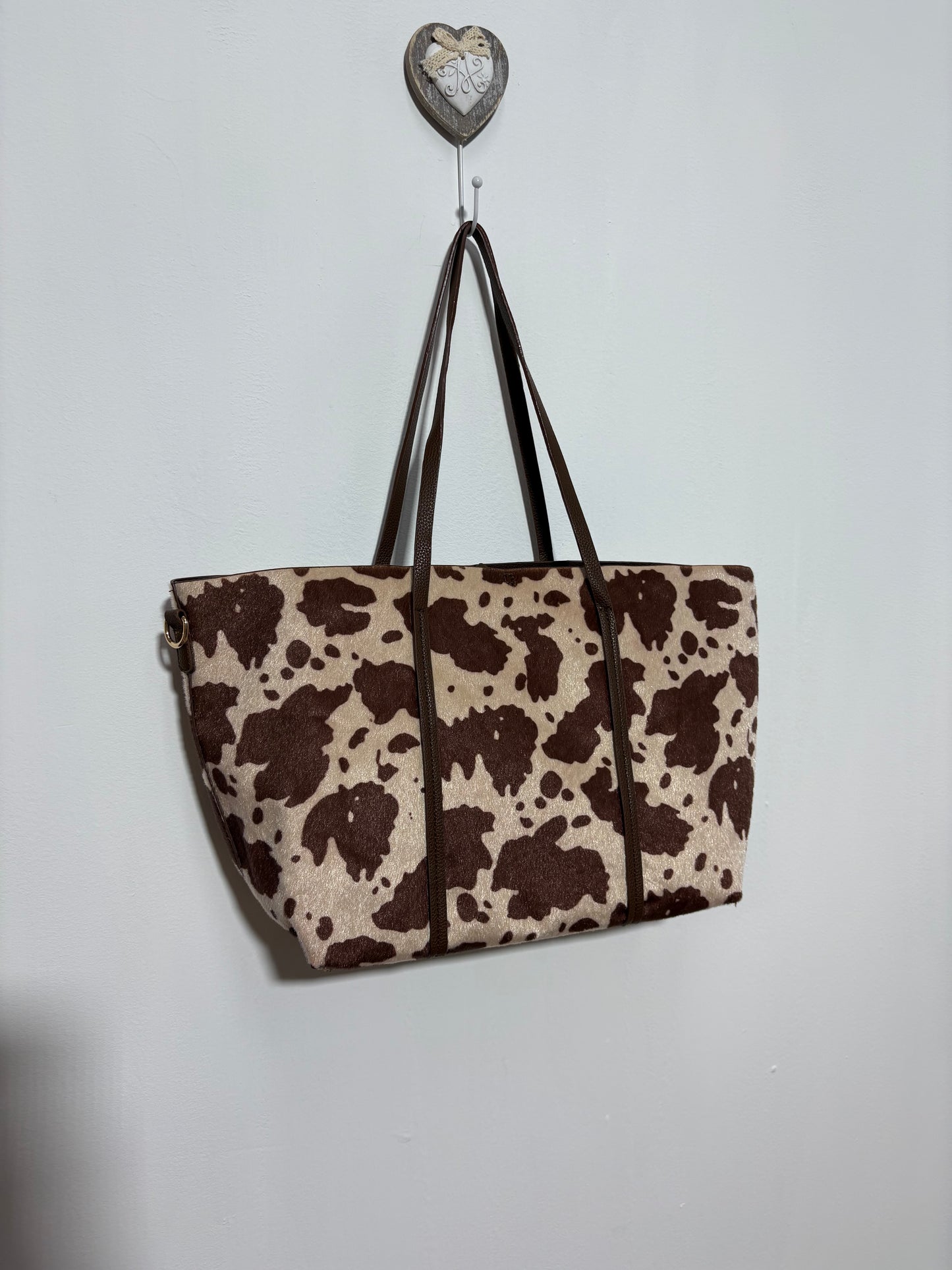 Bolso Pradera Bruna – Shopee marrón chocolate con estampado de vaca y asa de polipiel | Trapío