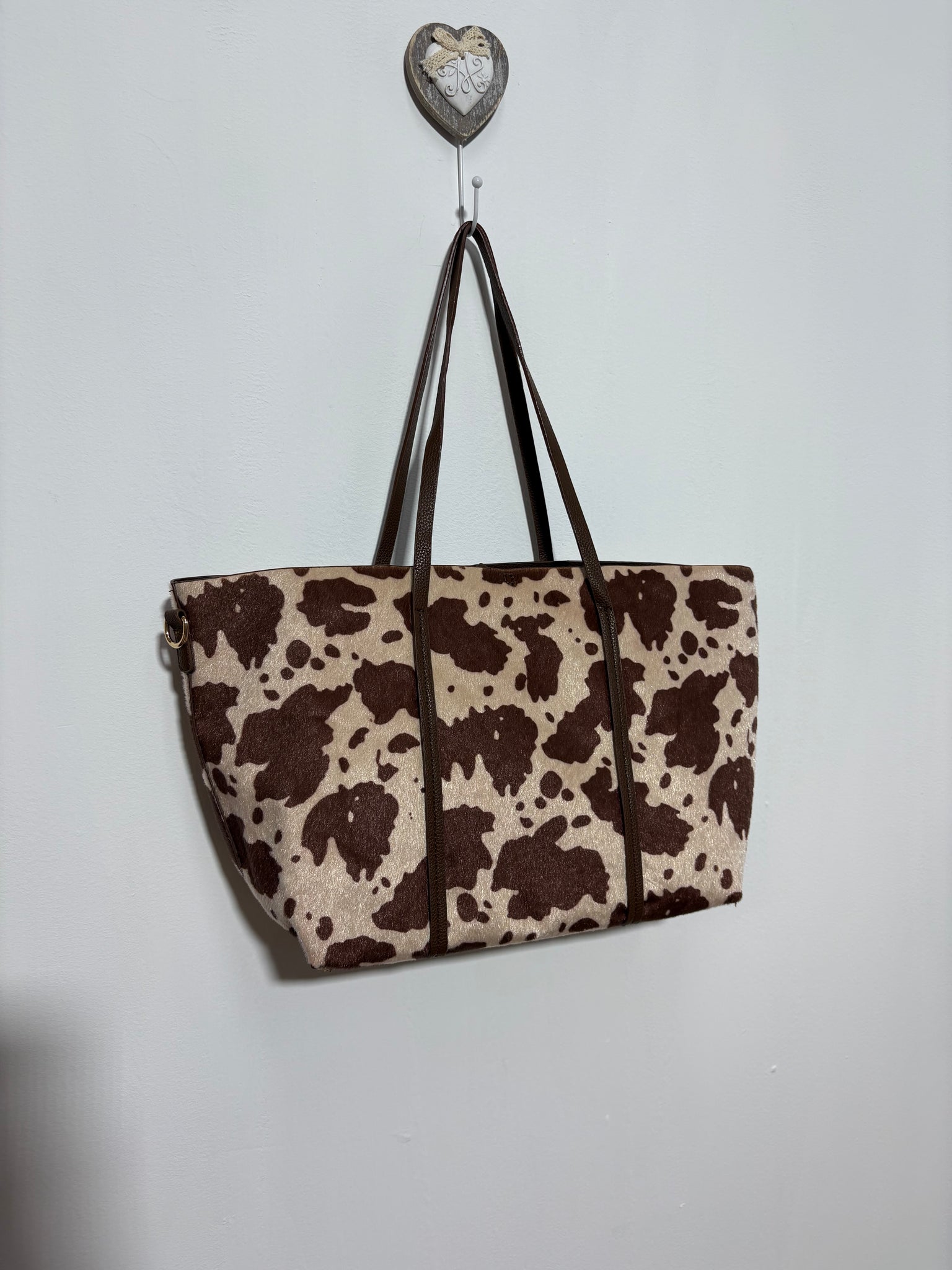 Bolso Pradera Bruna – Shopee marrón chocolate con estampado de vaca y asa de polipiel | Trapío