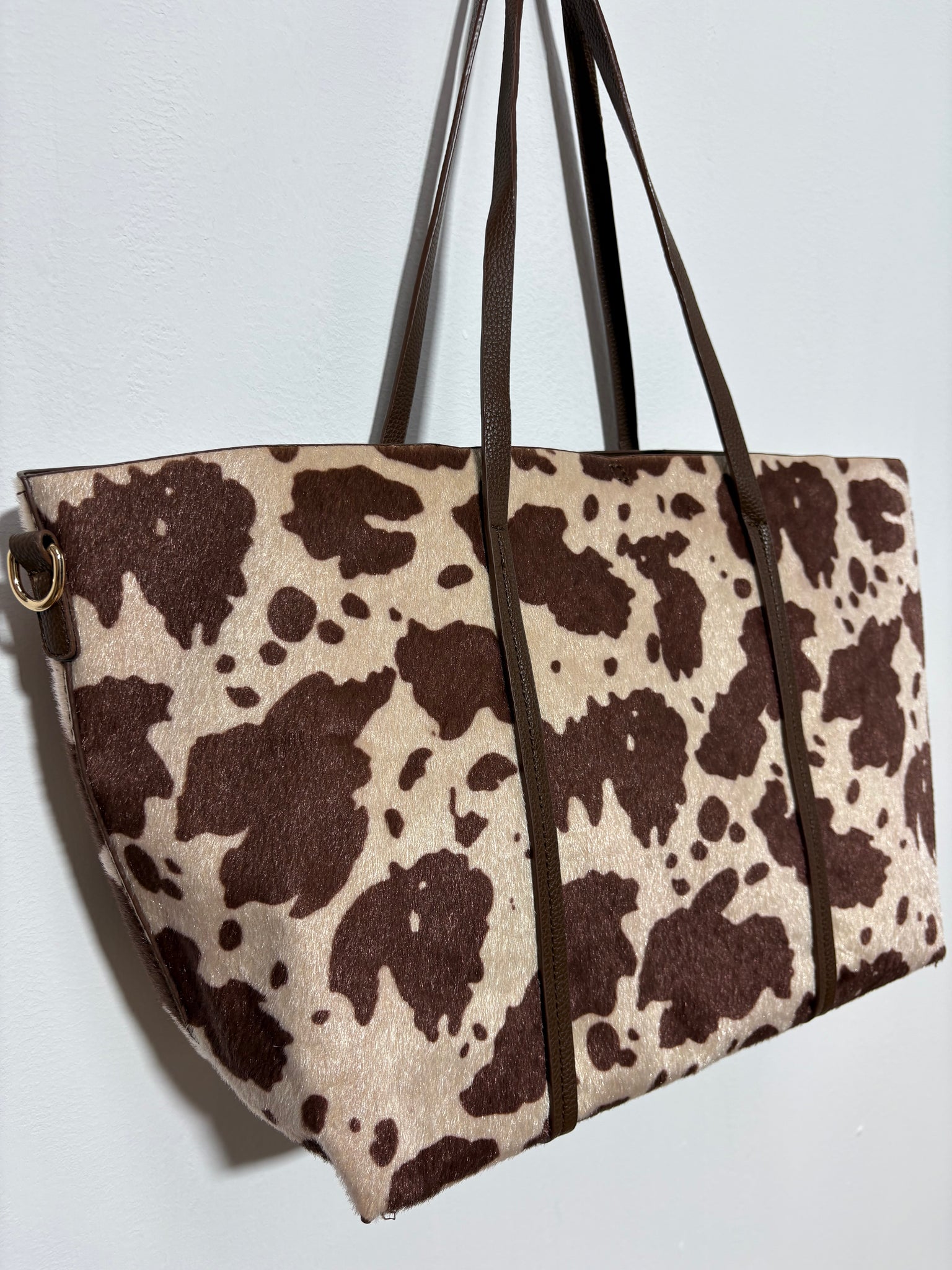 Bolso Pradera Bruna – Shopee marrón chocolate con estampado de vaca y asa de polipiel | Trapío