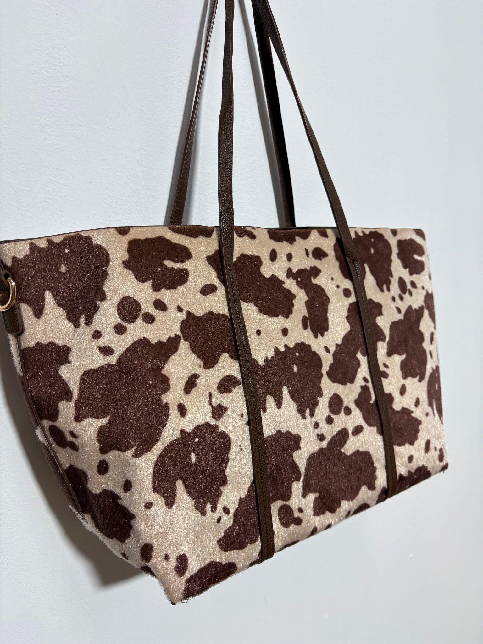 Bolso Pradera Bruna – Shopee marrón chocolate con estampado de vaca y asa de polipiel | Trapío