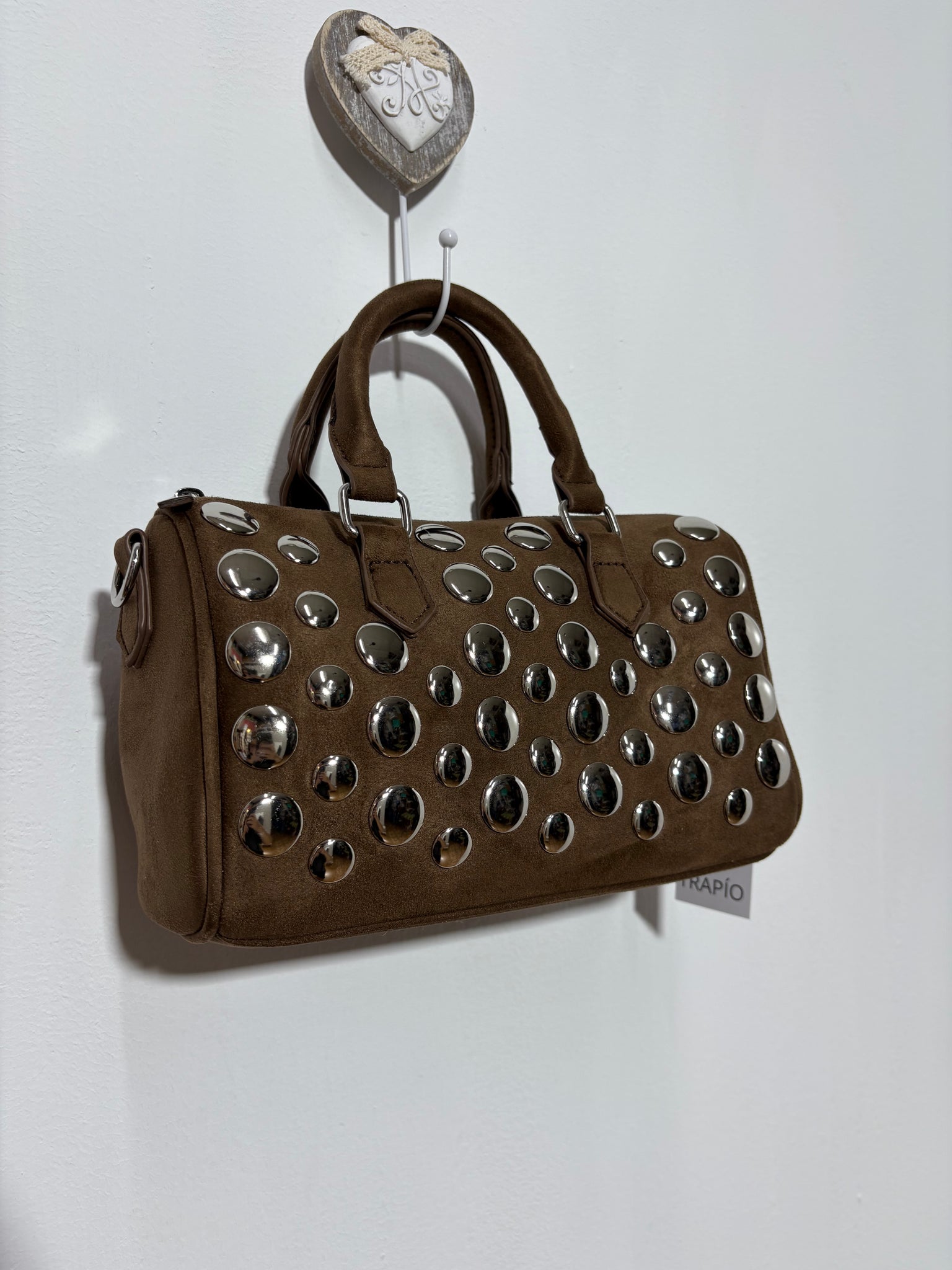 Bolso Collado Avellana – Tipo Speedy en marrón avellana con tachuelas plateadas y doble asa | Trapío